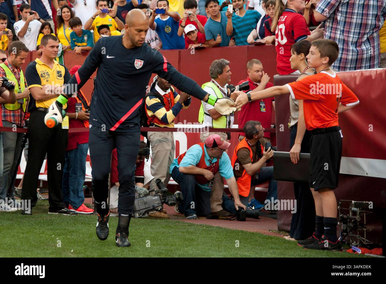 30. Mai 2012: US-Torwart Tim Howard (1) erobert das Feld während eines Spiels zwischen Brasilien und den USA im Fed Ex Field in Landover, Maryland. (Kreditbild: â Kostas Lymperopoulos/Cal Sport Media)(Kreditbild: © Kostas Lymperopoulos/Cal Sport Media/ZUMAPRESS.com) Stockfoto