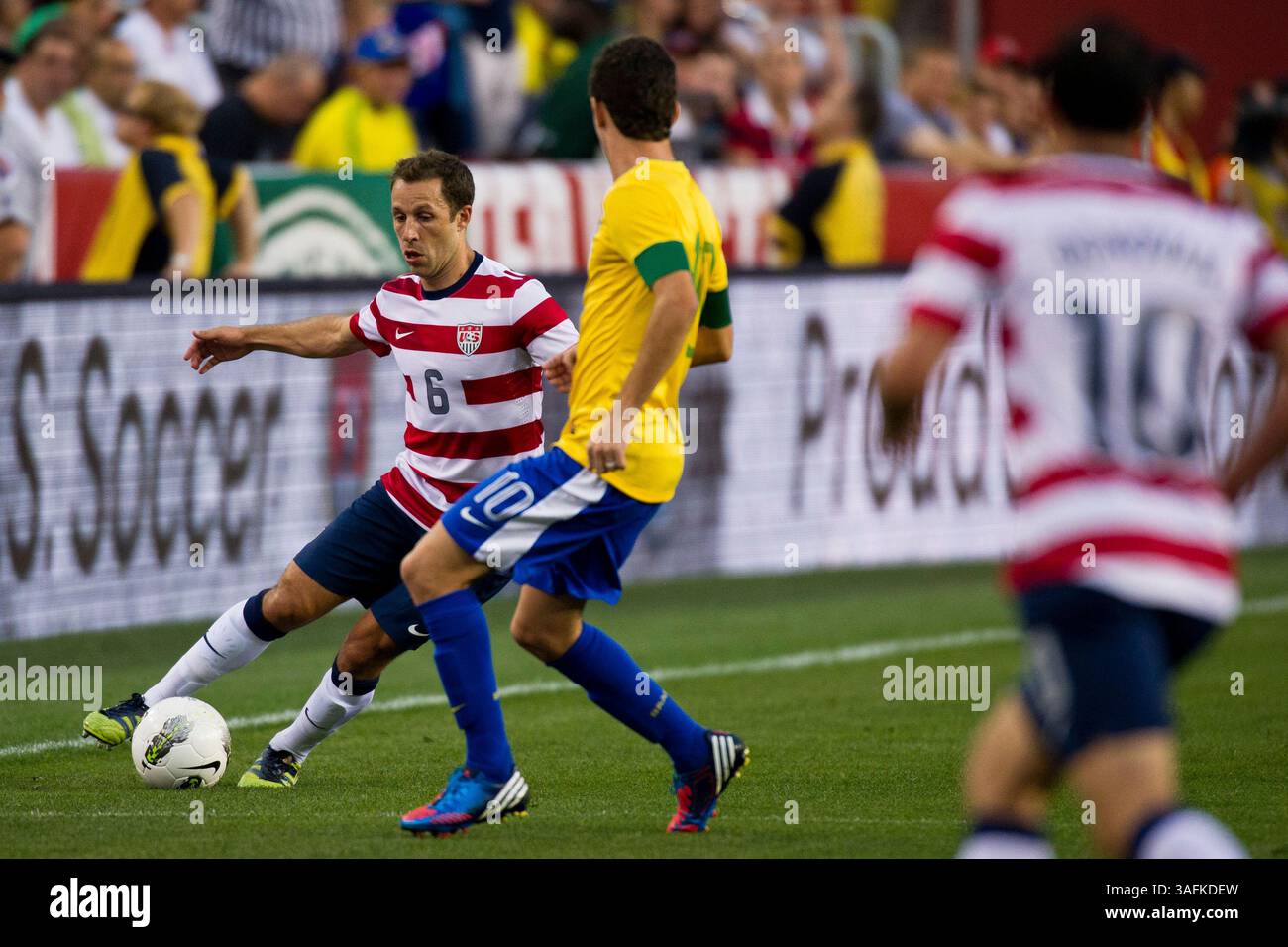 30. Mai 2012: US-Verteidiger Steve Cherundolo (6) in einem Spiel zwischen Brasilien und den USA im Fed Ex Field in Landover, Maryland. Brasilien besiegte die USA mit 4:1. (Kreditbild: â Kostas Lymperopoulos/Cal Sport Media)(Kreditbild: © Kostas Lymperopoulos/Cal Sport Media/ZUMAPRESS.com) Stockfoto