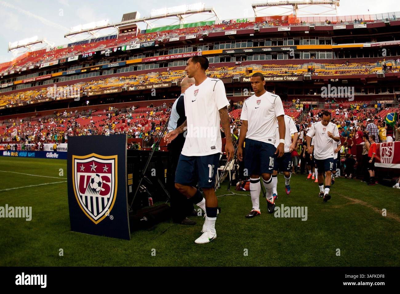 30. Mai 2012: Der US-Verteidiger Edgar Castillo (15) und der US-Stürmer Terrence Boyd (18) treten während eines Spiels zwischen Brasilien und den USA im Fed Ex Field in Landover, Maryland, ein. Brasilien besiegte die USA mit 4:1. (Kreditbild: â Kostas Lymperopoulos/Cal Sport Media)(Kreditbild: © Kostas Lymperopoulos/Cal Sport Media/ZUMAPRESS.com) Stockfoto