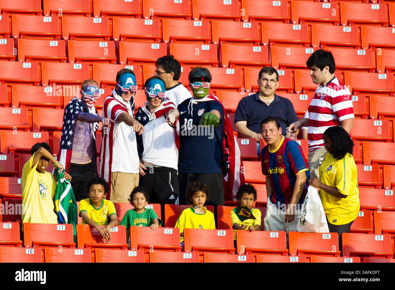 30. Mai 2012: US-Fans verkleiden sich als Avengers während eines Spiels zwischen Brasilien und den USA im Fed Ex Field in Landover, Maryland. Brasilien besiegte die USA mit 4:1. (Kreditbild: â Kostas Lymperopoulos/Cal Sport Media)(Kreditbild: © Kostas Lymperopoulos/Cal Sport Media/ZUMAPRESS.com) Stockfoto