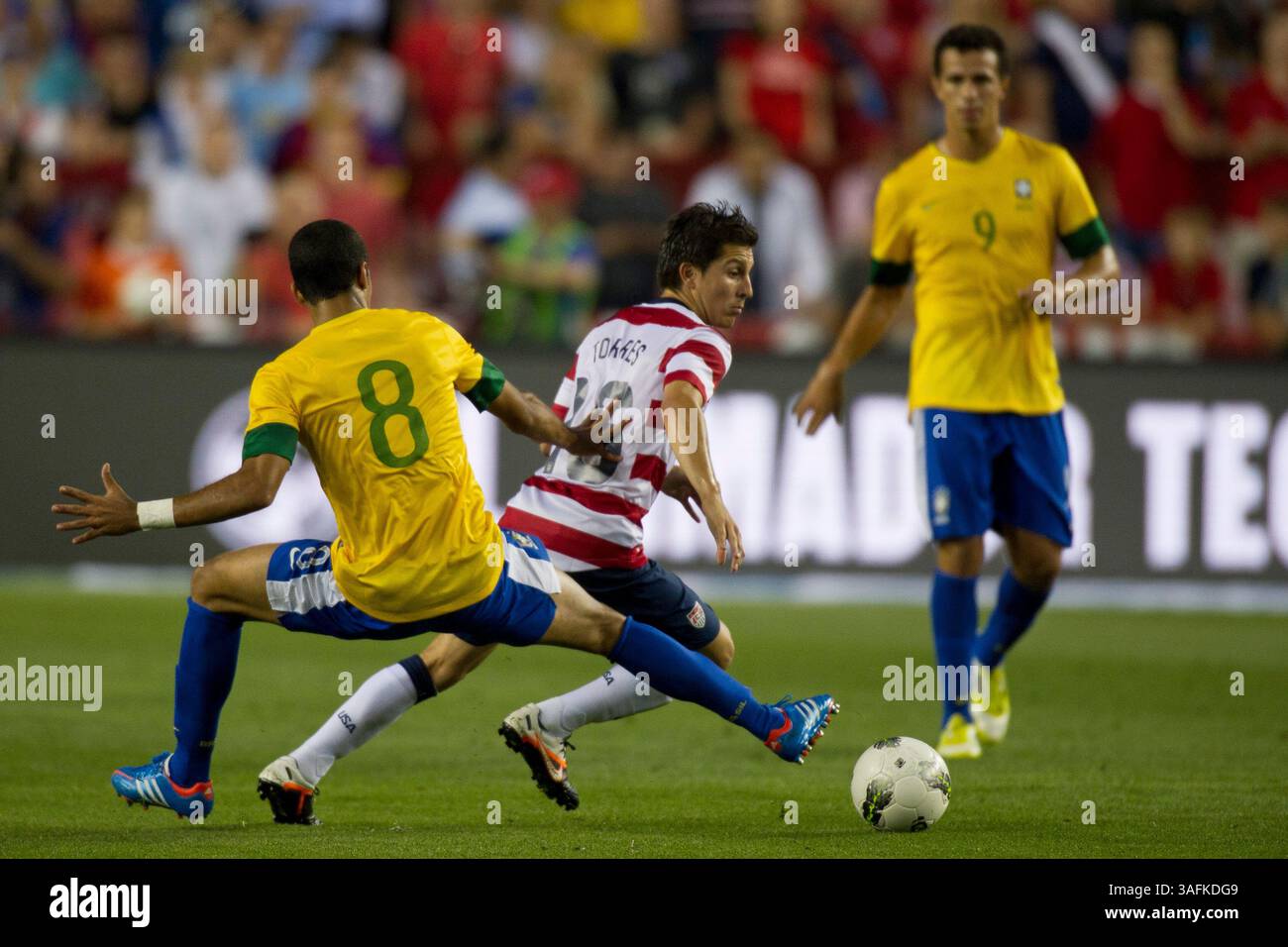 30. Mai 2012: US-Stürmer Jose Torres (16) und brasilianischer Mittelfeldspieler Romula (8) in einem Spiel zwischen Brasilien und den USA im Fed Ex Field in Landover, Maryland. Brasilien besiegte die USA mit 4:1. (Kreditbild: â Kostas Lymperopoulos/Cal Sport Media)(Kreditbild: © Kostas Lymperopoulos/Cal Sport Media/ZUMAPRESS.com) Stockfoto