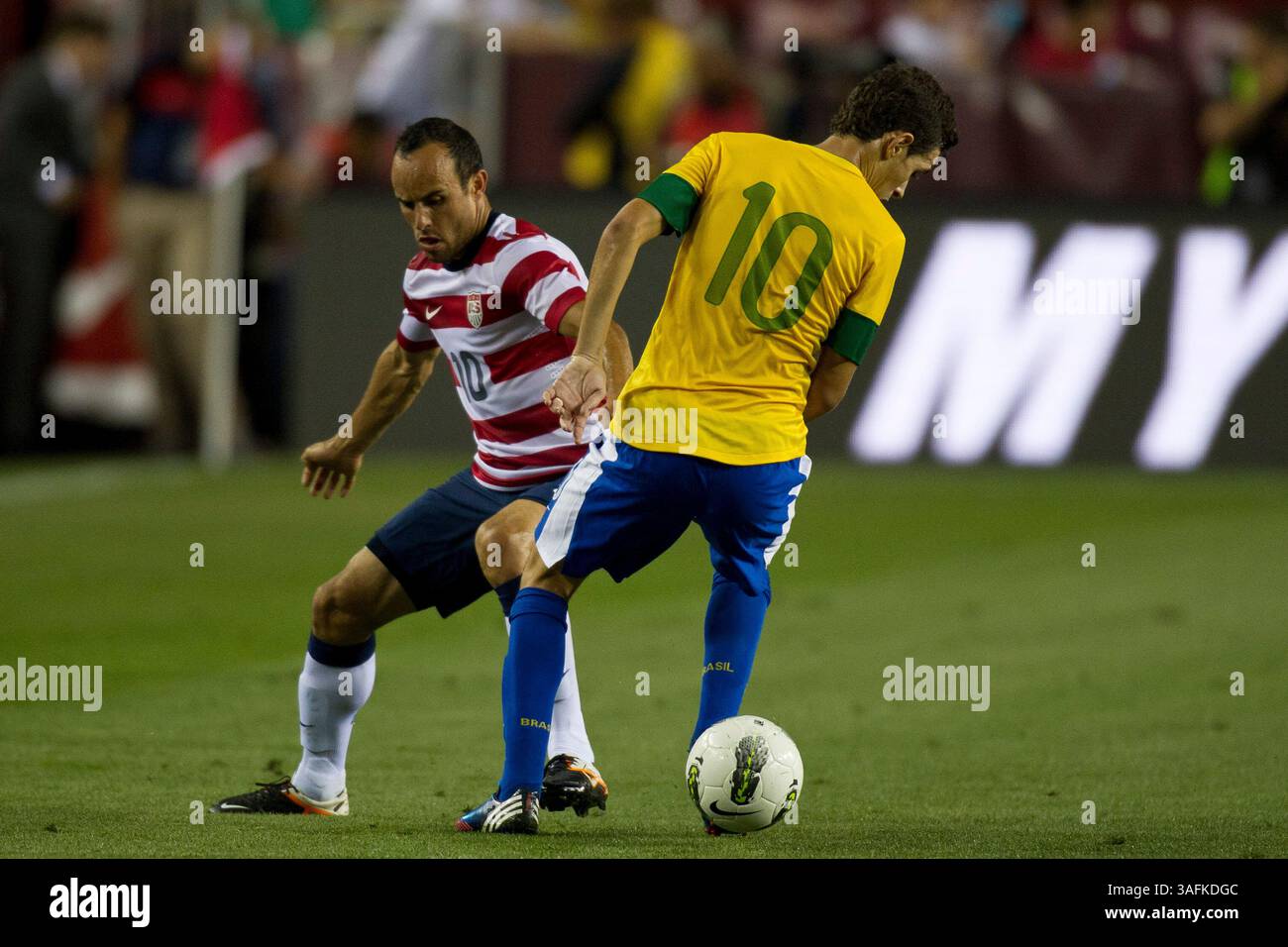 30. Mai 2012: US-Stürmer Landon Donovan (10) verteidigt den brasilianischen Mittelfeldspieler Oscar (10) während eines Spiels zwischen Brasilien und den USA im Fed Ex Field in Landover, Maryland. Brasilien besiegte die USA mit 4:1.(Bild: â© Kostas Lymperopoulos/Cal Sport Media)(Bild: © Kostas Lymperopoulos/Cal Sport Media/ZUMAPRESS.com) Stockfoto