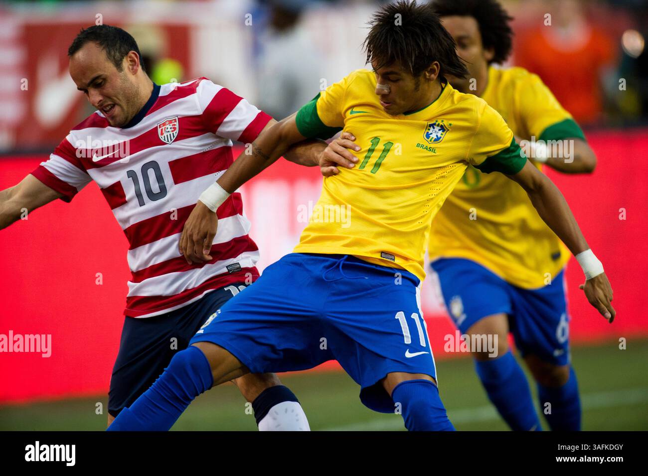 30. Mai 2012: US-Stürmer Landon Donovan (10) kollidiert mit brasilianischem Superstar Neymar (11) während eines Spiels zwischen Brasilien und den USA im Fed Ex Field in Landover, Maryland. Brasilien besiegte die USA mit 4:1. (Kreditbild: â Kostas Lymperopoulos/Cal Sport Media)(Kreditbild: © Kostas Lymperopoulos/Cal Sport Media/ZUMAPRESS.com) Stockfoto