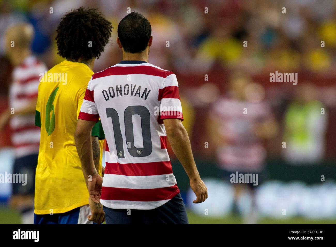 30. Mai 2012: US-Stürmer Landon Donovan (10) und brasilianischer Verteidiger Marcelo (6) in einem Spiel zwischen Brasilien und den USA im Fed Ex Field in Landover, Maryland. Brasilien besiegte die USA mit 4:1. (Kreditbild: â Kostas Lymperopoulos/Cal Sport Media)(Kreditbild: © Kostas Lymperopoulos/Cal Sport Media/ZUMAPRESS.com) Stockfoto