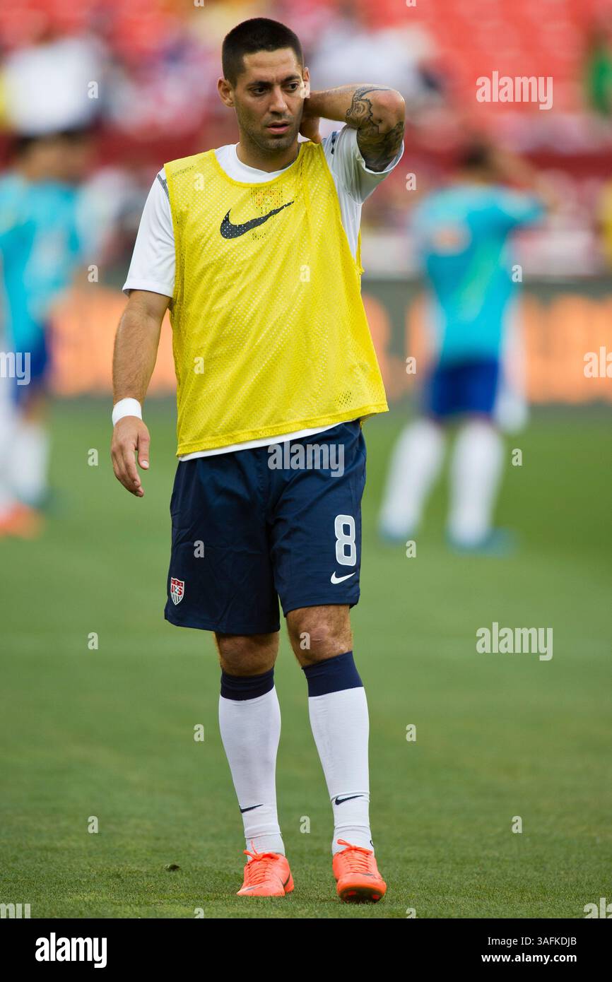 30. Mai 2012: US-Stürmer Clint Dempsey (8) wärmt sich während eines Spiels zwischen Brasilien und den USA auf dem Fed Ex Field in Landover, Maryland auf. Brasilien besiegte die USA mit 4:1. (Kreditbild: â Kostas Lymperopoulos/Cal Sport Media)(Kreditbild: © Kostas Lymperopoulos/Cal Sport Media/ZUMAPRESS.com) Stockfoto