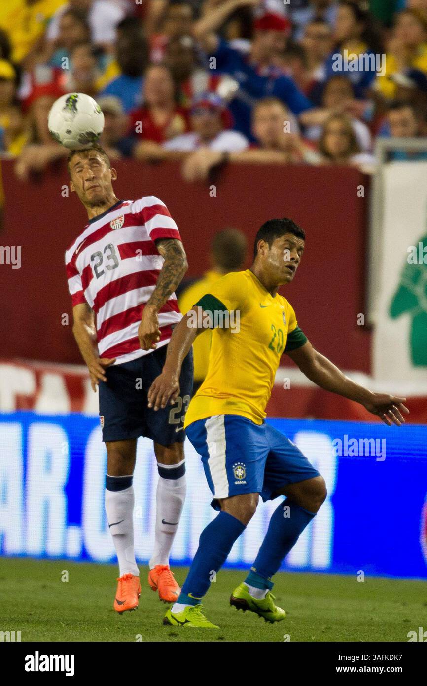 30. Mai 2012: US-Verteidiger Fabian Johnson (23) führt den Ball während eines Spiels zwischen Brasilien und den USA im Fed Ex Field in Landover, Maryland. Brasilien besiegte die USA mit 4:1. (Kreditbild: â Kostas Lymperopoulos/Cal Sport Media)(Kreditbild: © Kostas Lymperopoulos/Cal Sport Media/ZUMAPRESS.com) Stockfoto
