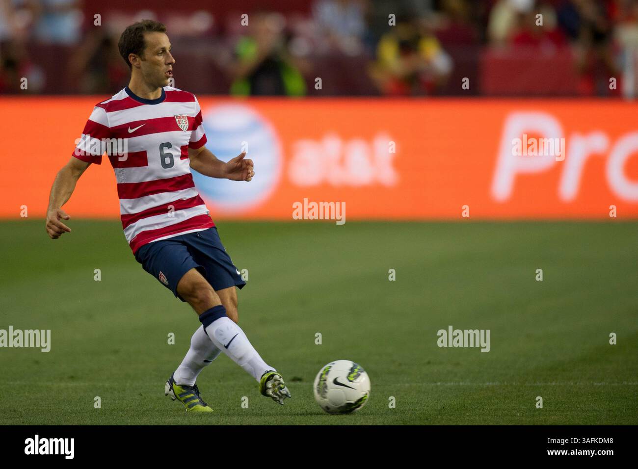 30. Mai 2012: US-Verteidiger Steve Cherundolo (6) in einem Spiel zwischen Brasilien und den USA im Fed Ex Field in Landover, Maryland. Brasilien besiegte die USA mit 4:1. (Kreditbild: â Kostas Lymperopoulos/Cal Sport Media)(Kreditbild: © Kostas Lymperopoulos/Cal Sport Media/ZUMAPRESS.com) Stockfoto