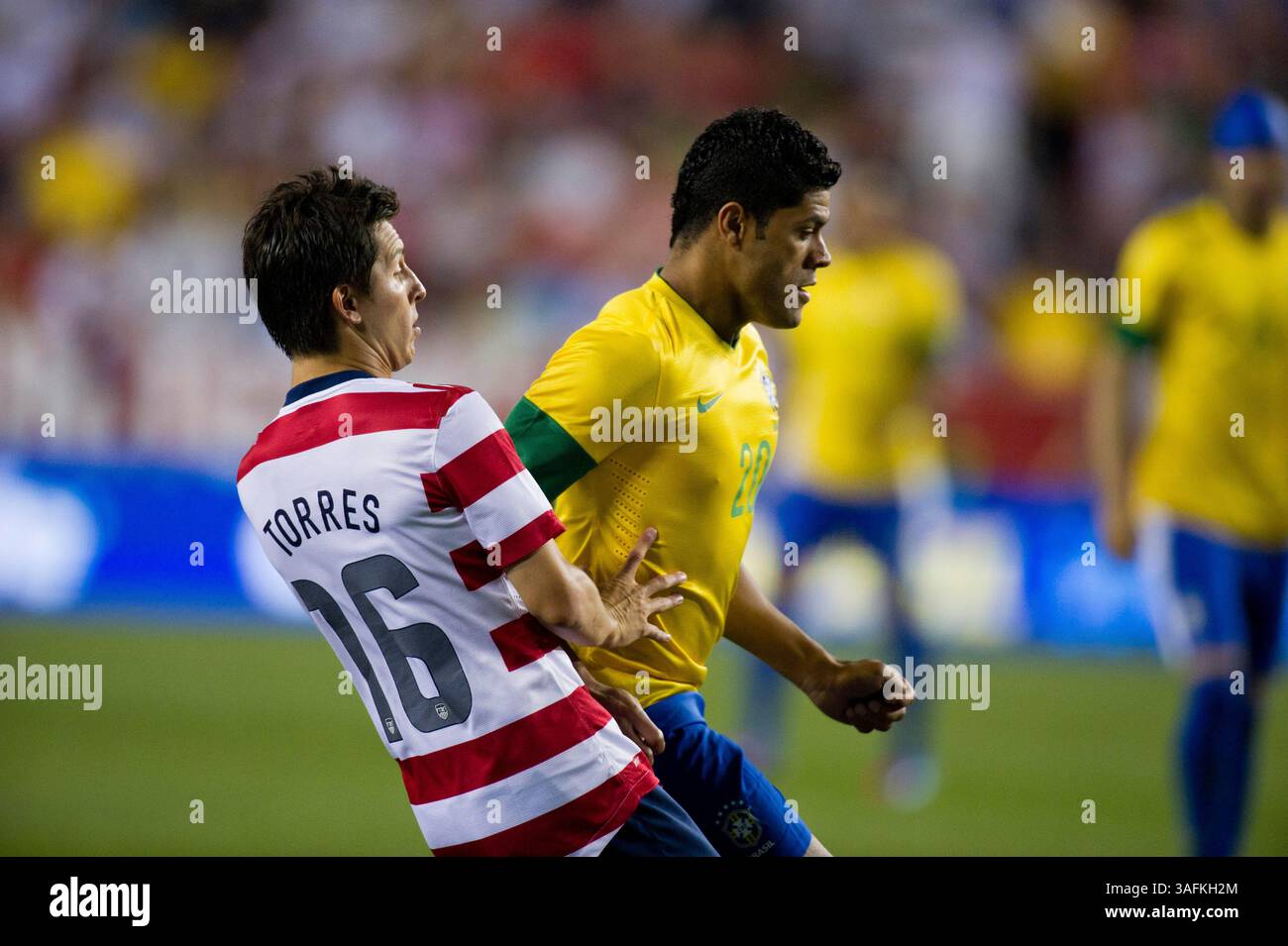 30. Mai 2012: US-Stürmer Jose Torres (16) und Brasilien-Stürmer Hulk (20) in einem Spiel zwischen Brasilien und den USA im Fed Ex Field in Landover, Maryland. (Kreditbild: â Kostas Lymperopoulos/Cal Sport Media)(Kreditbild: © Kostas Lymperopoulos/Cal Sport Media/ZUMAPRESS.com) Stockfoto