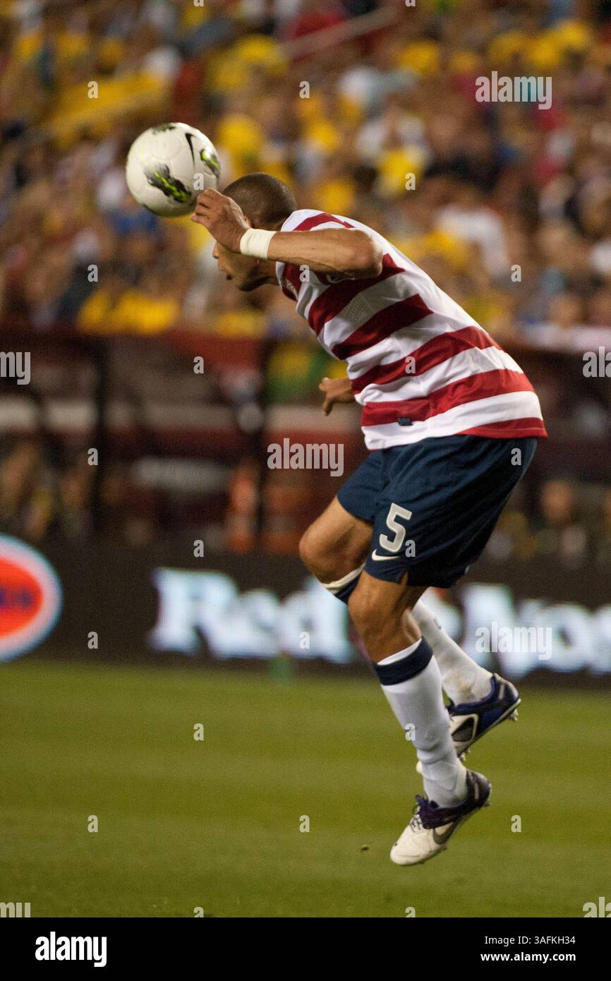 30. Mai 2012: US-Verteidiger Oguchi Onyewu (5) führt den Ball während eines Spiels zwischen Brasilien und den USA im Fed Ex Field in Landover, Maryland. Brasilien besiegte die USA mit 4:1. (Kreditbild: â Kostas Lymperopoulos/Cal Sport Media)(Kreditbild: © Kostas Lymperopoulos/Cal Sport Media/ZUMAPRESS.com) Stockfoto
