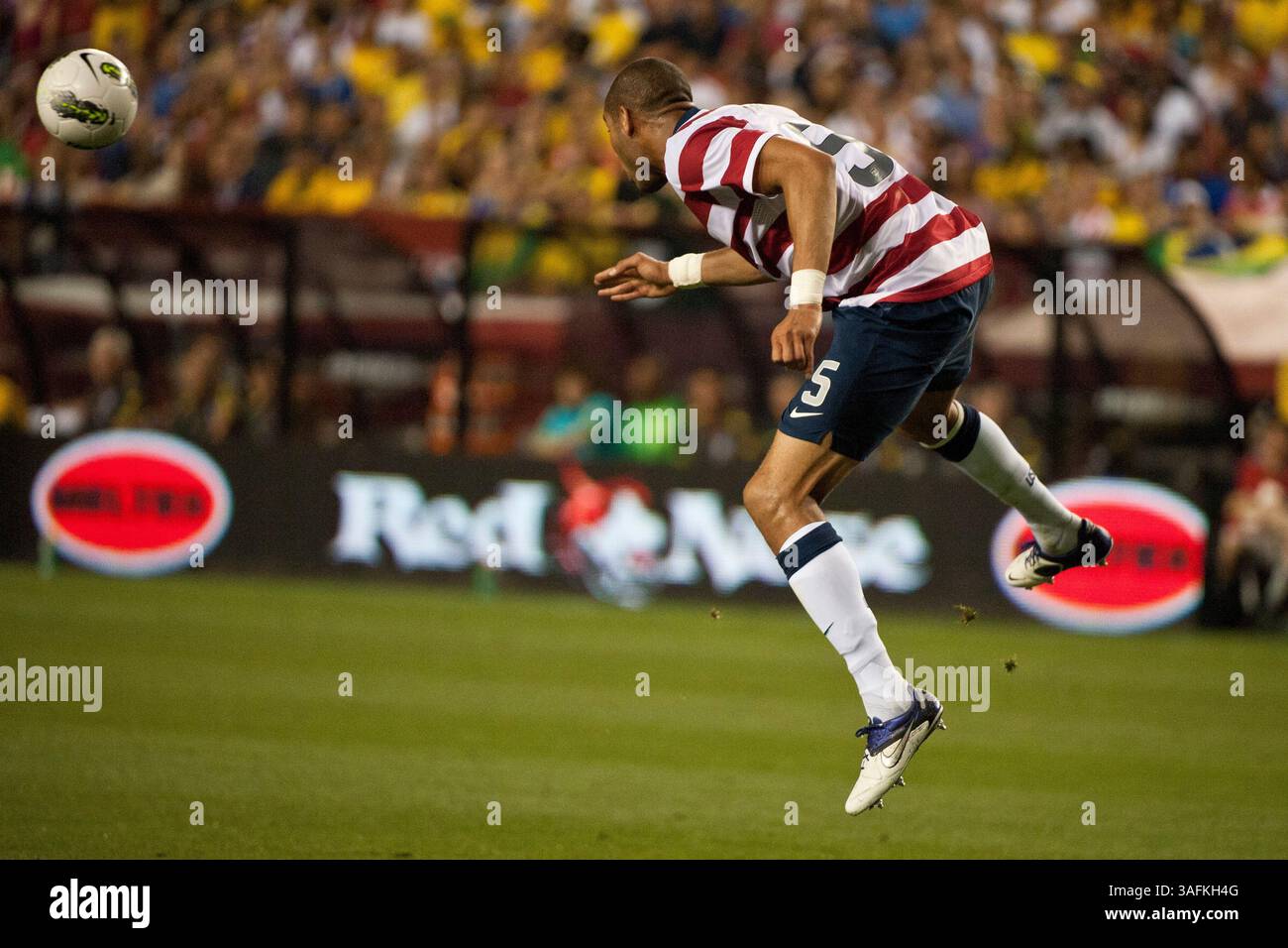 30. Mai 2012: US-Verteidiger Oguchi Onyewu (5) führt den Ball während eines Spiels zwischen Brasilien und den USA im Fed Ex Field in Landover, Maryland. Brasilien besiegte die USA mit 4:1. (Kreditbild: â Kostas Lymperopoulos/Cal Sport Media)(Kreditbild: © Kostas Lymperopoulos/Cal Sport Media/ZUMAPRESS.com) Stockfoto