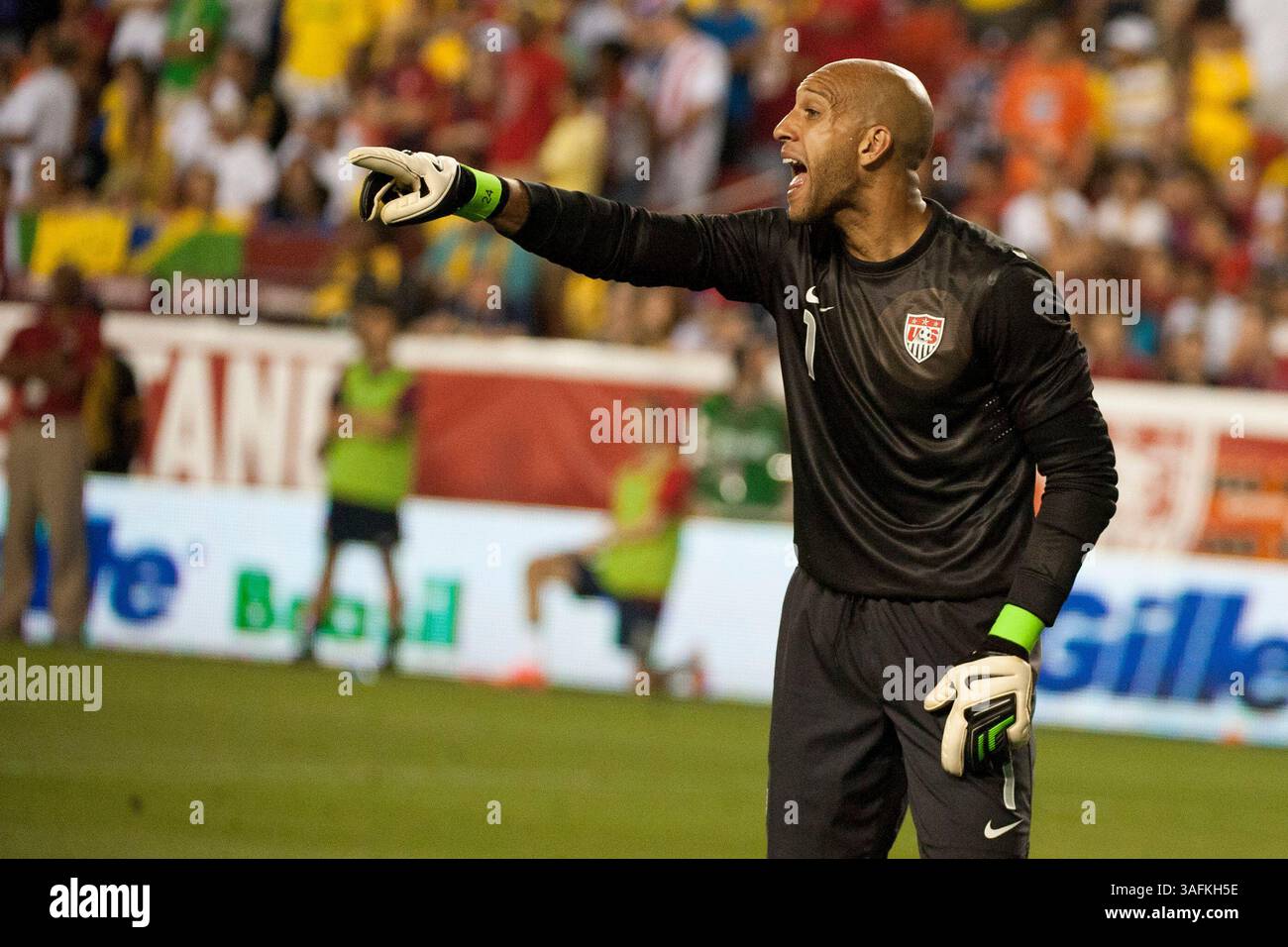 30. Mai 2012: US-Torhüter Tim Howard (1) führt sein Team bei einem Spiel zwischen Brasilien und den USA im Fed Ex Field in Landover, Maryland. Brasilien besiegte die USA mit 4:1. (Kreditbild: â Kostas Lymperopoulos/Cal Sport Media)(Kreditbild: © Kostas Lymperopoulos/Cal Sport Media/ZUMAPRESS.com) Stockfoto