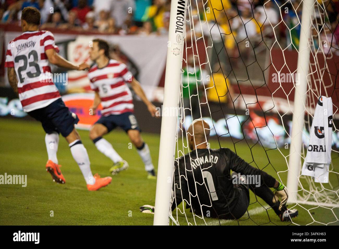 30. Mai 2012: US-Torhüter Tim Howard (1) in Aktion während eines Spiels zwischen Brasilien und den USA beim Fed Ex Field in Landover, Maryland. Brasilien besiegte die USA mit 4:1. (Kreditbild: â Kostas Lymperopoulos/Cal Sport Media)(Kreditbild: © Kostas Lymperopoulos/Cal Sport Media/ZUMAPRESS.com) Stockfoto