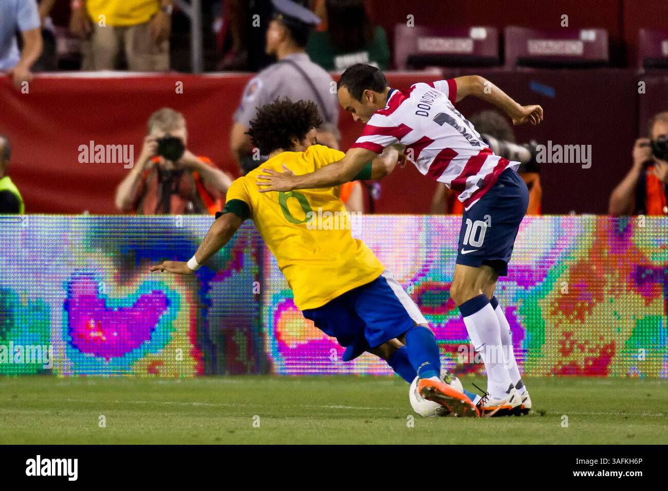 30. Mai 2012: US-Stürmer Landon Donovan (10) wird von dem brasilianischen Verteidiger Marcelo (6) während eines Spiels zwischen Brasilien und den USA im Fed Ex Field in Landover, Maryland, gestürzt. Brasilien besiegte die USA mit 4:1. (Kreditbild: â Kostas Lymperopoulos/Cal Sport Media)(Kreditbild: © Kostas Lymperopoulos/Cal Sport Media/ZUMAPRESS.com) Stockfoto