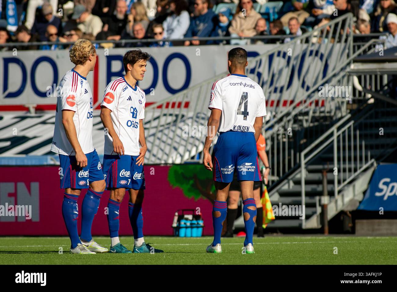 Sarpsborg, Norwegen, 6. April 2025. Vålerenga Sebastian Jarl (links), Magnus Riisnæs und Aaron Kiil Olsen (rechts) im Eliteserien-Spiel zwischen Sarpsborg 08 und Vålerenga im Sarpsborg-Stadion in Sarpsborg. Quelle: Frode Arnesen/Alamy Live News Stockfoto