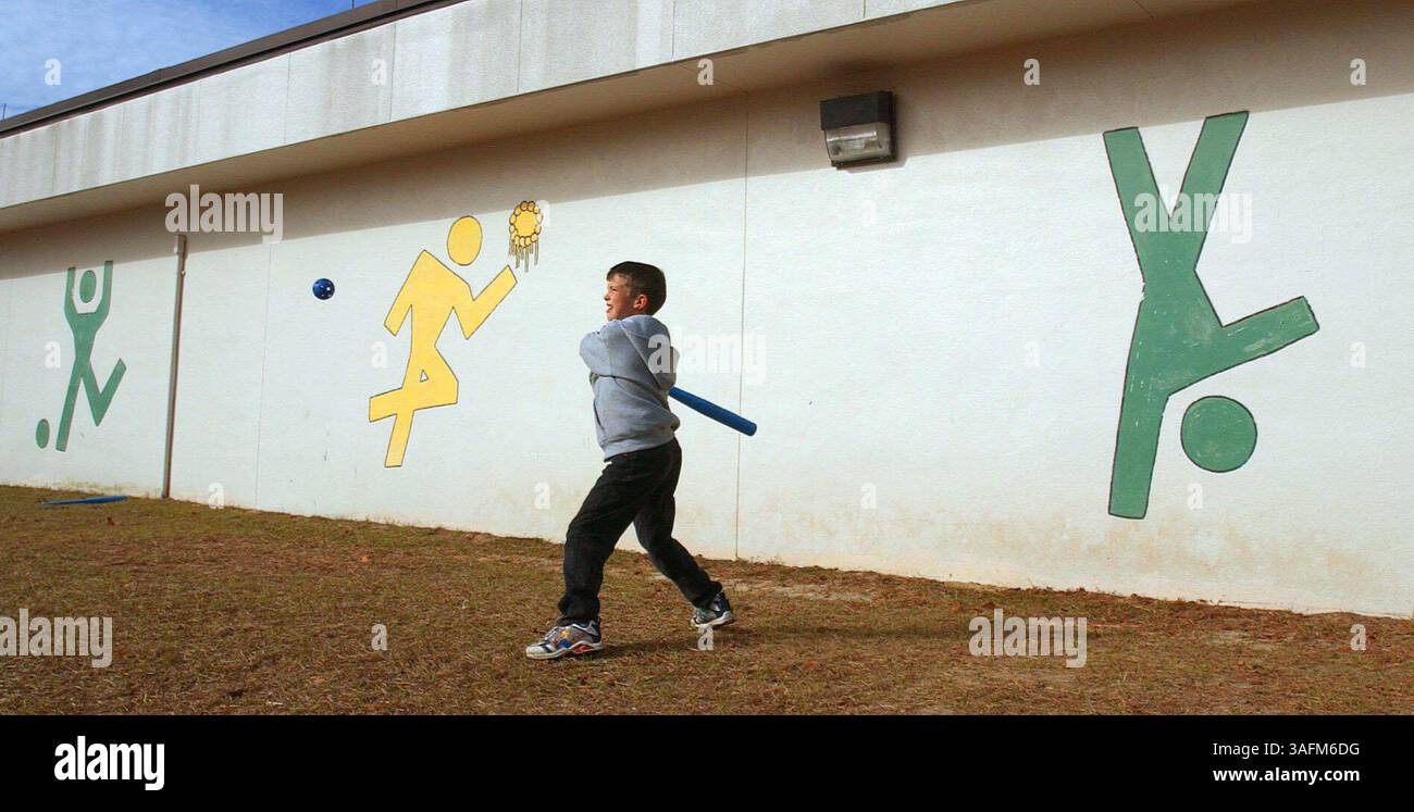 ZUSAMMENFASSUNG: Ein Blick darauf, wie Phys Ed Lehrer ihren Ansatz geändert haben, um mit dem wachsenden Problem der Adipositas in den Citrus County Schools umzugehen..BILDUNTERSCHRIFT: 4th-class Student Kenny Wells (cq pro Lehrer) übt seine Schlagtechnik während des Sportkurses Donnerstag (Credit Image: St Petersburg Times/ZUMAPRESS.com) Stockfoto