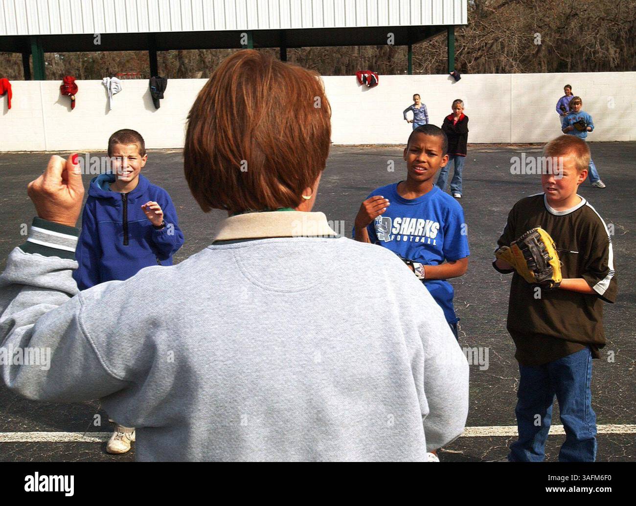 INHALTSANGABE: Ein Blick darauf, wie Phys Ed Lehrer ihren Ansatz geändert haben, um mit dem wachsenden Problem der Adipositas in den Citrus County Schools umzugehen..BILDUNTERSCHRIFT: Lecanto Primary School Phys. Ed Die Lehrerin Donna Stewart unterrichtet die 5. Klasse (von links) Billy Bass, Andrew Williams und Steven Nero-Davis (alle Namen cq) und ihre Klassenkameraden in der richtigen Technik für Baseballfelder während der Klasse Donnerstag (29.01.2004) Morgen. Die Schüler trafen sich zusammen und spielten abwechselnd Bodenbälle und gaben dann den Ball an ihren Partner zurück (Credit Image: St Petersburg Times/ZUMAPRESS.com). Stockfoto