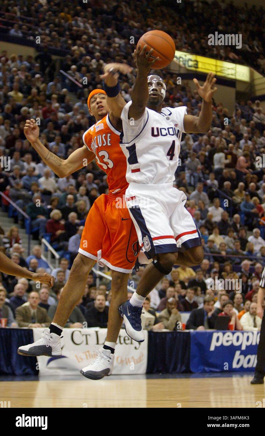 HARTFORD, CT – 2. FEBRUAR: Ben Gordon #4 von den UCONN Huskies wird am 2. Februar 2004 im Hartford Civic Center in Hartford, Connecticut, erschossen, als Terrence Roberts #33 von den Syracuse Orangemen. (Bild: St. Petersburg Times/ZUMAPRESS.com) Stockfoto