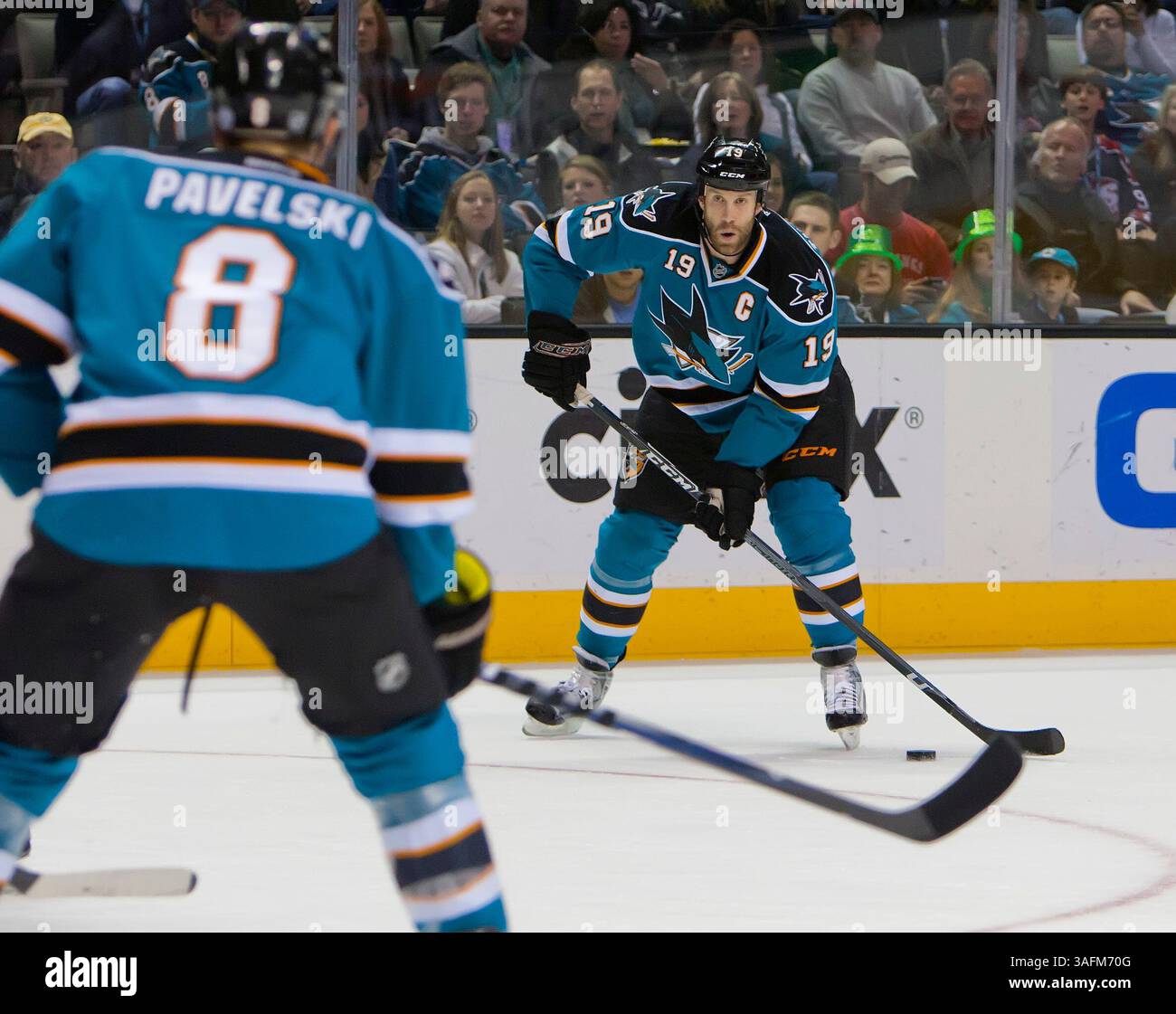 17. März 2012: Joe Thornton spielt den Puck während des NHL-Hockeyspiels zwischen den Detroit Red Wings und den San Jose Sharks im HP Pavilion in San Jose, CA. Die Sharks besiegten die Redwings 3-2 in Überstunden. â© Damon Tarver/Cal Sport Media(Kreditbild: © Damon Tarver/Cal Sport Media/ZUMAPRESS.com) Stockfoto