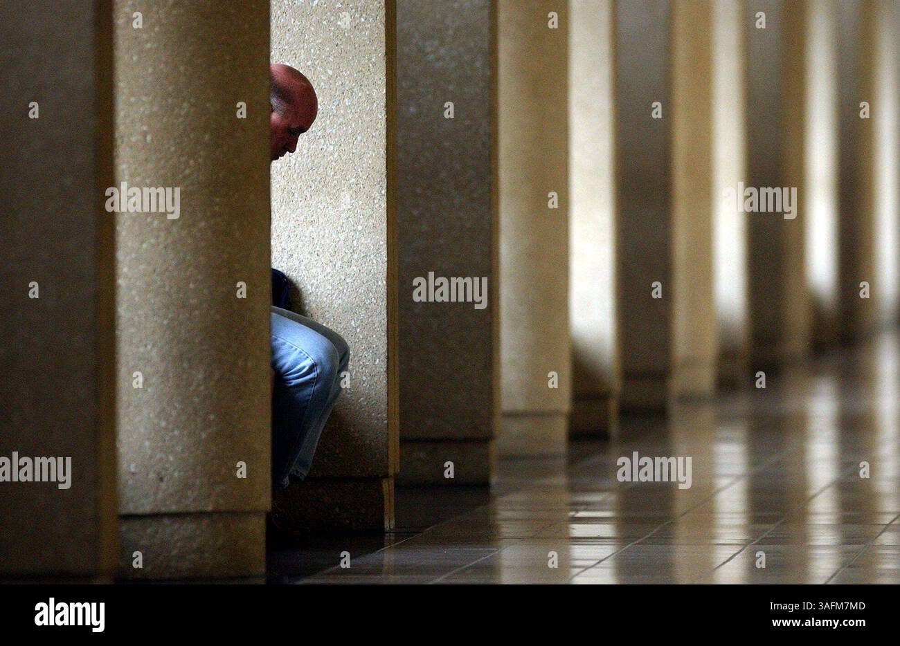 179497/light--1) Ron Wehr (cq), ein Detektiv im Büro des Pinellas County Sheriffs, sitzt am Donnerstagmorgen zwischen Säulen, während das Licht in ein Fenster hinter ihm in einem Flur im vierten Stock des Pinellas County Court Complex in Largo kommt (Credit Image: St Petersburg Times/ZUMAPRESS.com) Stockfoto