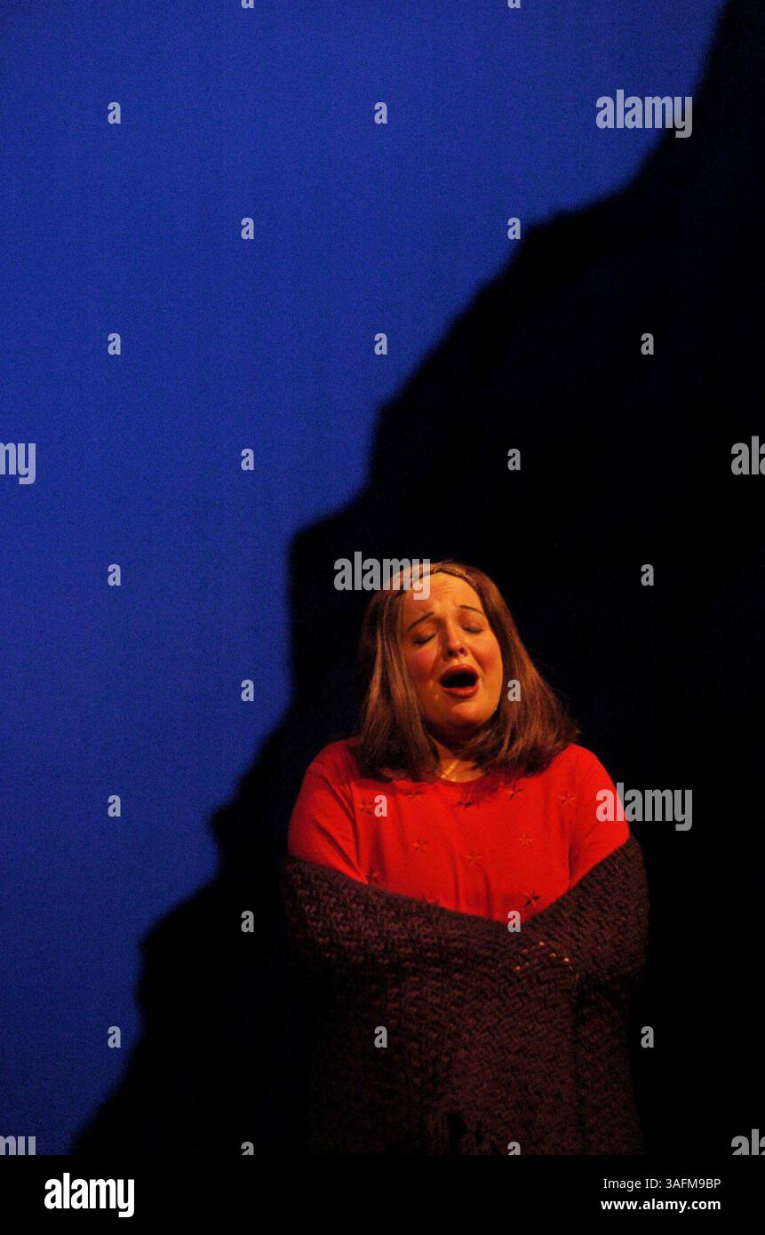 3/10/2004-- . „The Widow“, gespielt von Liz Onley, spielt während einer Kostümprobe für das Musical „Zorba“, basierend auf dem Film „Zorba the Greek“, wird am 10. März um 19:00 Uhr im Auditorium des Tarpon Springs Performing Arts Center in der Kostümprobe stattfinden. Hauptrollen sind Zorba (Dan Maxwell); Hortense (Ann Lakey); Nikos (Frank Sweeney); The Woman/Leader (Credit Image: St Petersburg Times/ZUMAPRESS.com) Stockfoto