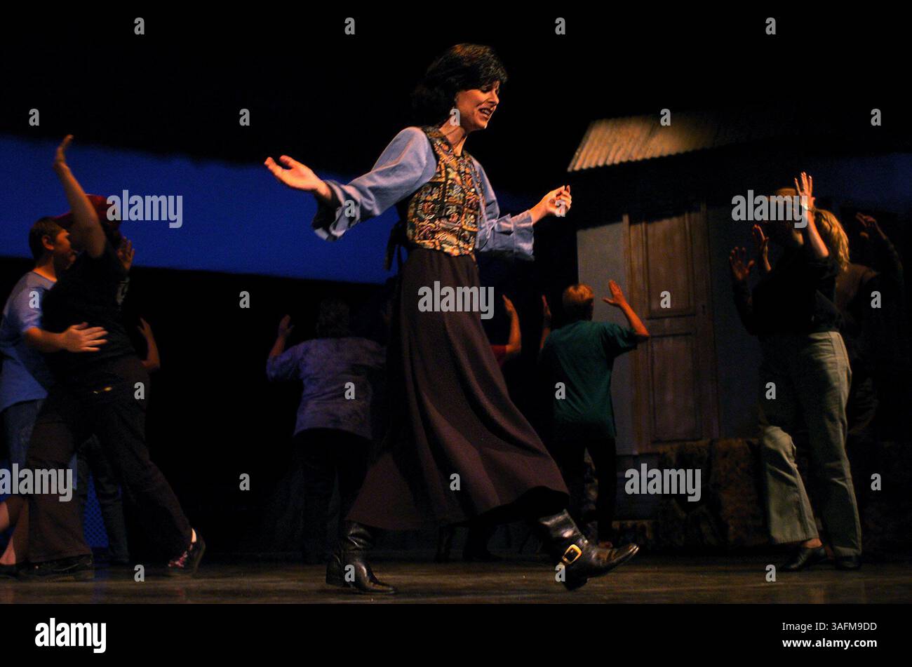 3/10/2004-- . Wendy Sweeney singt, als sie die Bühne während einer Kostümprobe des Musicals „Zorba“ überquert, das auf dem Film Zorba der Grieche basiert. Findet am 10. März um 19:00 Uhr im Auditorium des Tarpon Springs Performing Arts Center statt. Hauptrollen sind Zorba (Dan Maxwell); Hortense (Ann Lakey); Nikos (Frank Sweeney); The Woman/Leader (Credit Image: St Petersburg Times/ZUMAPRESS.com) Stockfoto