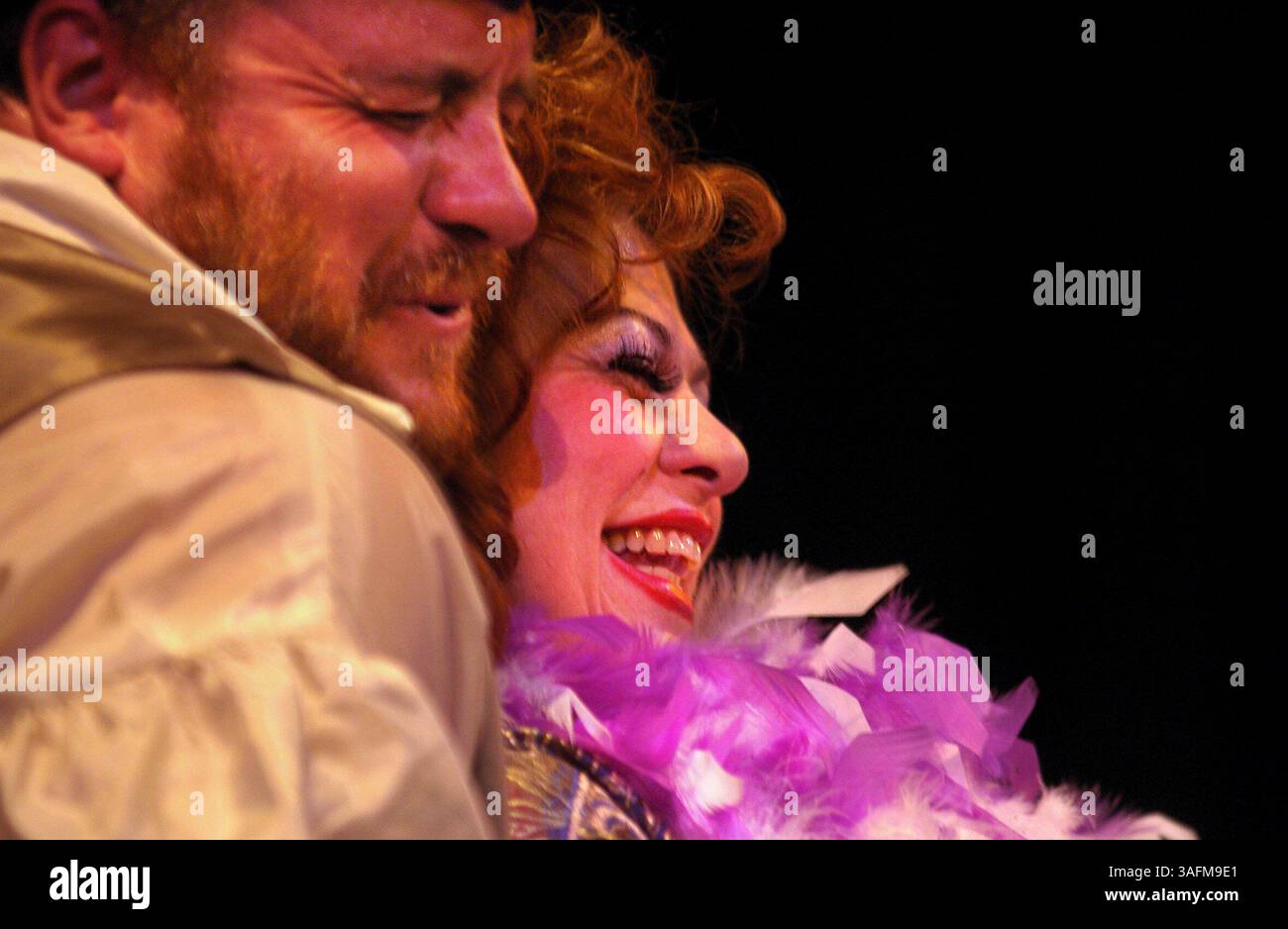 3/10/2004-- . Zorba gespielt von Dan Maxwell flirtet mit Hortense gespielt von Anne Lakey während der Kleiderrehersal für das Musical „Zorba“, basierend auf dem Film Zorba the Greek... Findet am 10. März um 19:00 Uhr im Auditorium des Tarpon Springs Performing Arts Center statt. Hauptrollen sind Zorba (Dan Maxwell); Hortense (Ann Lakey); Nikos (Frank Sweeney); The Woman/Leader (Credit Image: St Petersburg Times/ZUMAPRESS.com) Stockfoto