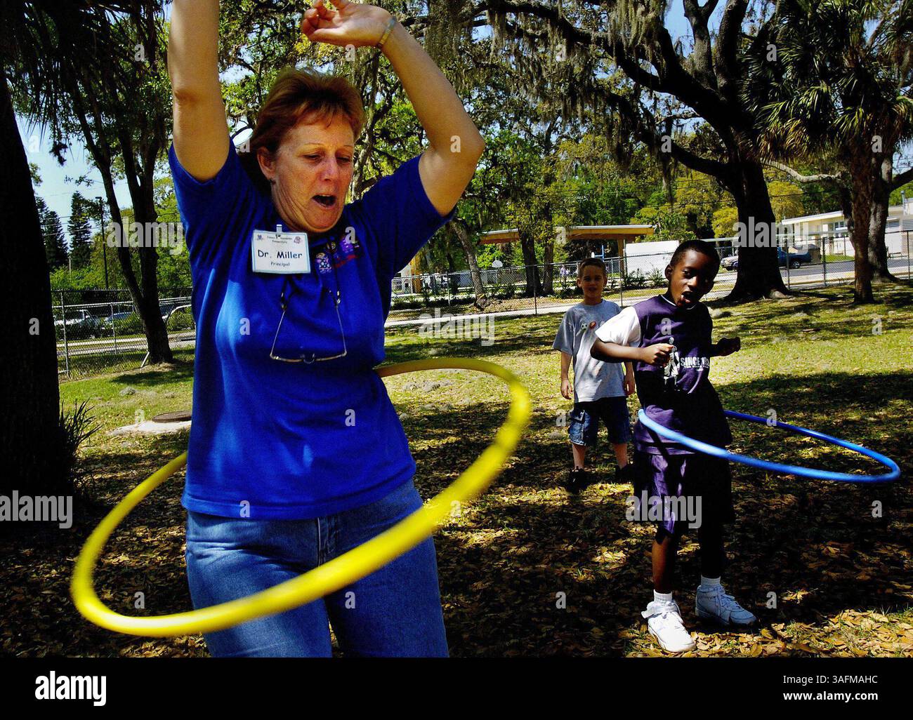 James B. Sanderlin Grundschuldirektor Dr. Denise Miller zeigt Erstklässler Malik Potts (Bild: St. Petersburg Times/ZUMAPRESS.com) Stockfoto
