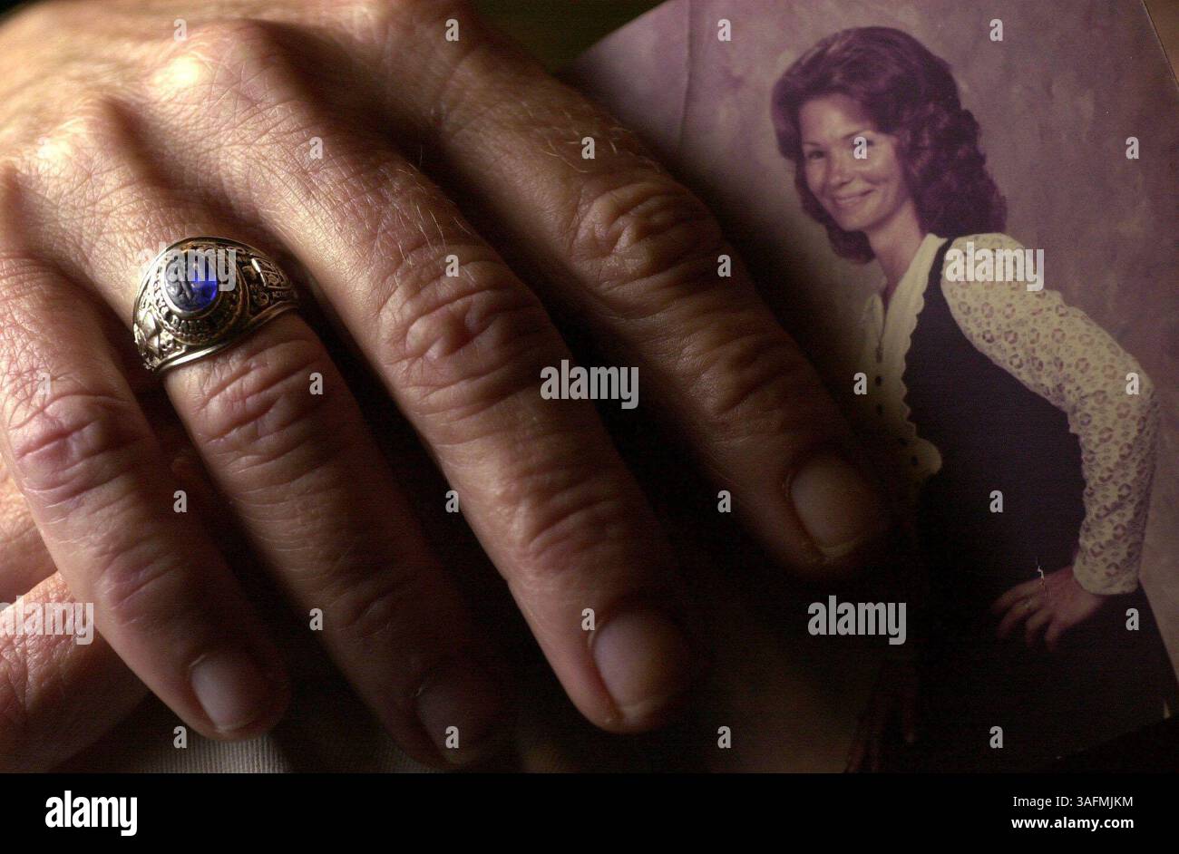 Foto 2 von 2. Linda Blardo verlor 1968 ihren Pasco High Class Ring, als sie 1970 im Jovita-See schwimmen musste. Das Foto, das Blardo hält, wurde etwa drei Jahre nach ihrem Verlust des Rings und fünf Jahre nach ihrem Schulabschluss aufgenommen. Der Ring wurde kürzlich von Robert Summer (cq) an Blardo zurückgegeben, der den Ring in Kairo, Georgia, fand. Nachdem er die Geschichte über das Verschwinden und die Rückkehr des Rings gehört hatte, hat der Besitzer der Ringherstellungsfirma versprochen, den beschädigten Ring ohne Kosten für Blardo zu renovieren. . Slug .Ring.Pub Abschnitt .REG.Status .Assigned.Beschreibung . Linda Blardo lo Stockfoto