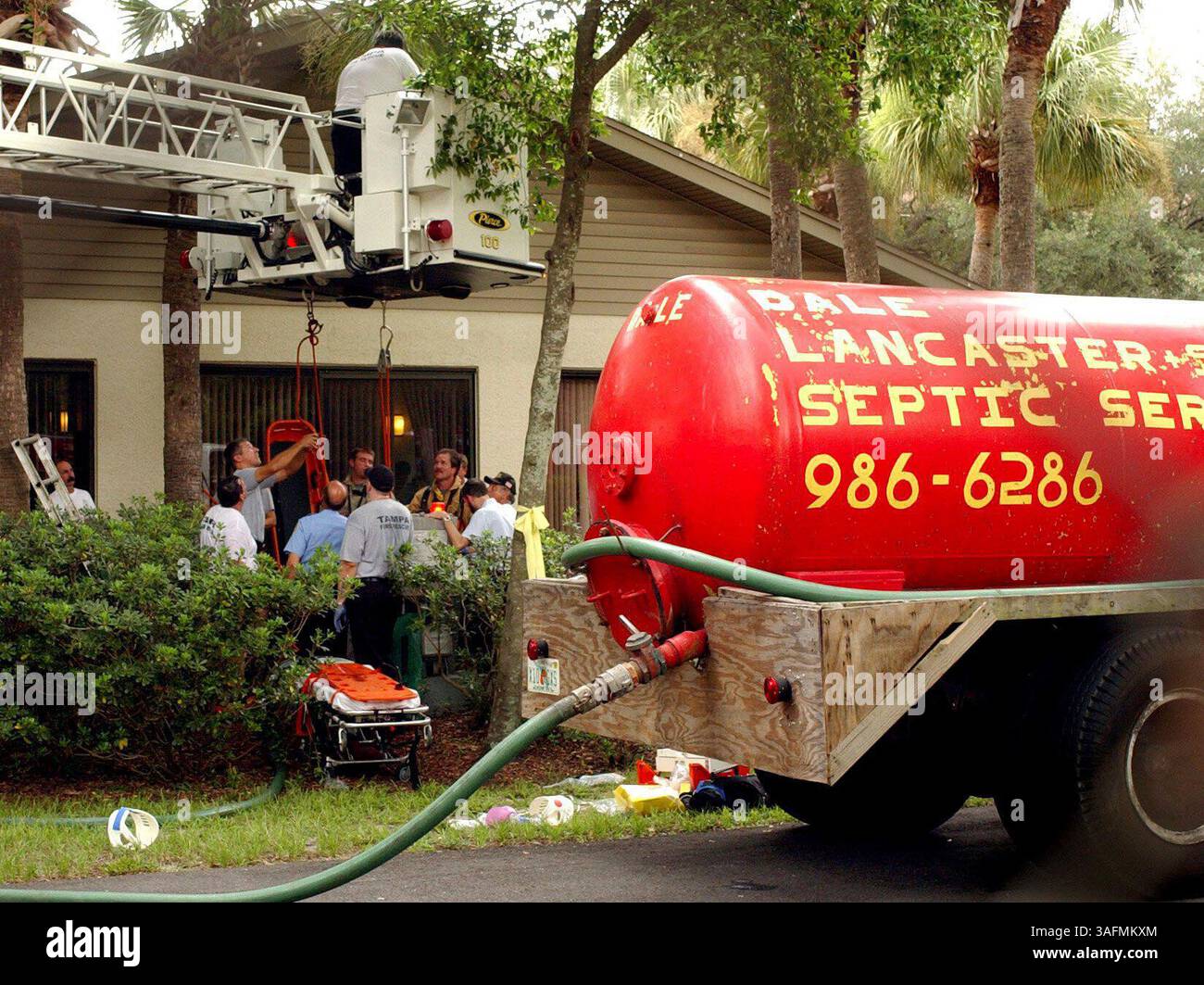 Die Feuerwehr der Stadt Tampa entfernt am Montagnachmittag einen Mann aus einer Klärgrube in den Acorn Trace Apartments, 11110 Block von N. Nebraska in Tampa. Der Mann wurde erfolgreich aus dem Tank entfernt und von Feuerwehrleuten behandelt. (Bild: St. Petersburg Times/ZUMAPRESS.com) Stockfoto