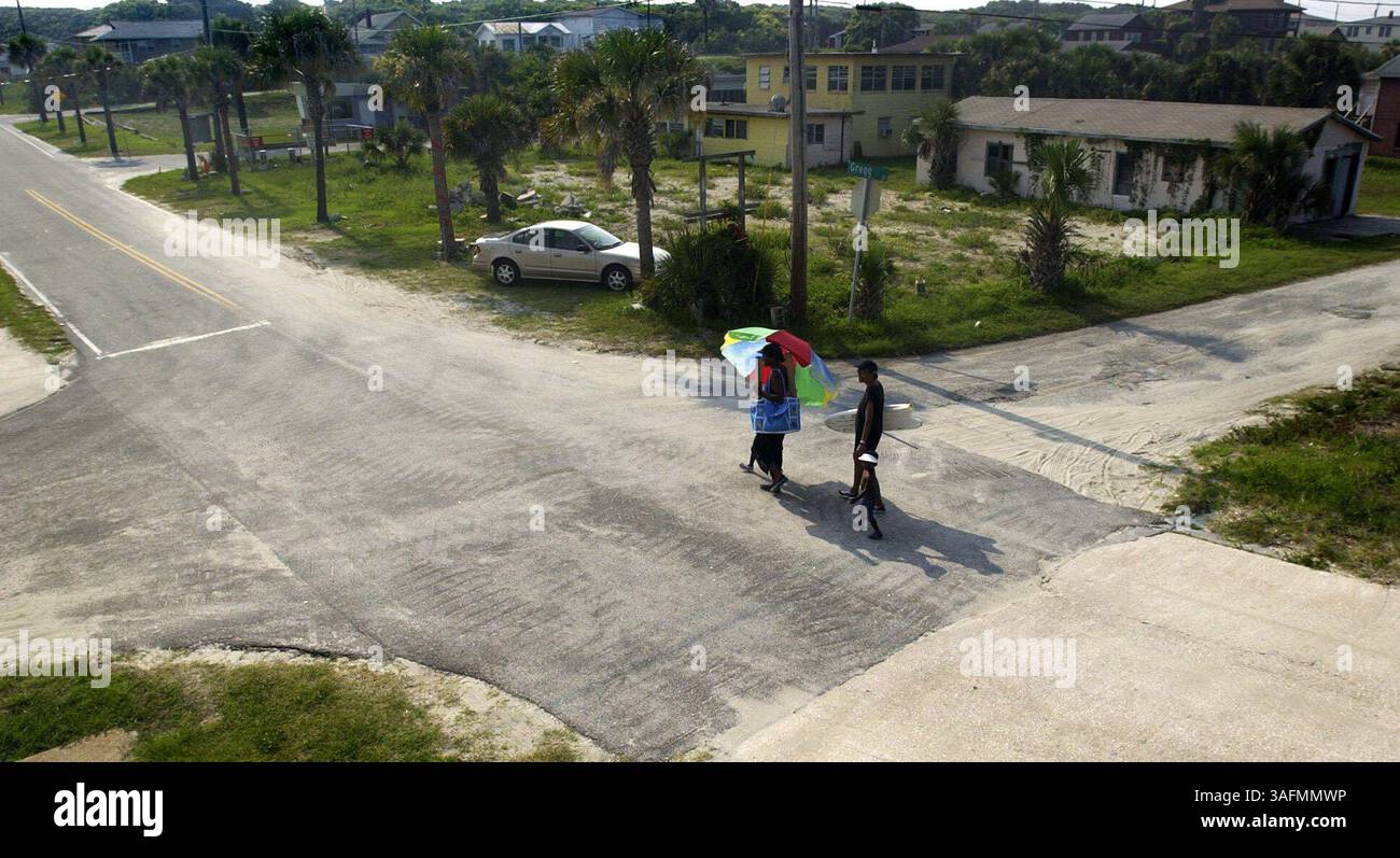 Foto 6 von 6. Die Kreuzung von Lewis und Gregg am American Beach war ein beliebter Treffpunkt, als der Strand in seiner Blütezeit war. Das einzige Geschäft, das existiert, ist ein Hotel. ..Beschreibung . American Beach, etwa 40 Meilen nördlich von Jacksonville in der Nähe von Amelia Island, wurde während der Jim Crow-Ära von Abraham Lincoln Lewis, Floridas erster schwarzer Millionär, als ein schwarzes Resort und ganzjähriges Wohngebiet gegründet. Jahrzehnte nach der Integration ist der Strand nicht mehr das, was er früher war. Lewis' exzentrische Urenkelin MaVynee Betsch, in ihren 70ern, bekannt als die Beach Lady, Stockfoto