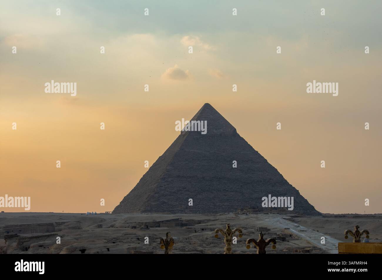 Wunderschöner farbenfroher Sonnenuntergang über dem Komplex der Großen Pyramiden, der Pyramide von Khafre und Menkaure in Gizeh, Ägypten. Stockfoto