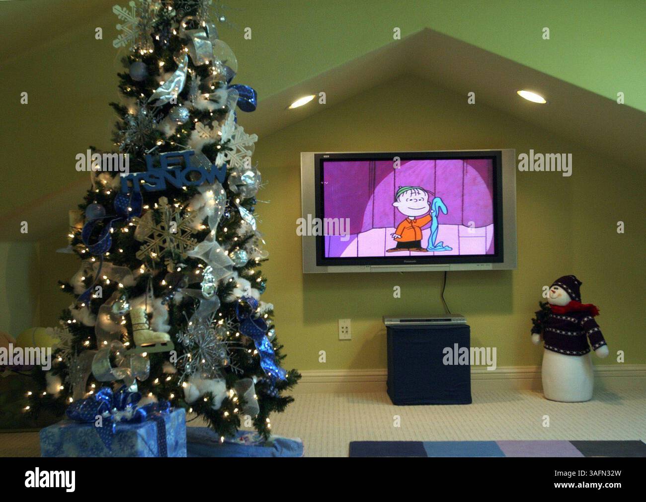 Zusammenfassung) Bilder aus dem Christmas House in der Stillwater Community (Hinweis: Stillwater ist ein Wort mit den Buchstaben „S“ und „W“), aufgenommen am Freitag, den 3.12.2004. ..Foto1) Detail des Kinderzimmers, das auch den Titel „Let it Snow“ trägt. Im Fernsehen zu spielen ist "Ein Charlie Brown Weihnachten. (Bild: St. Petersburg Times/ZUMAPRESS.com) Stockfoto