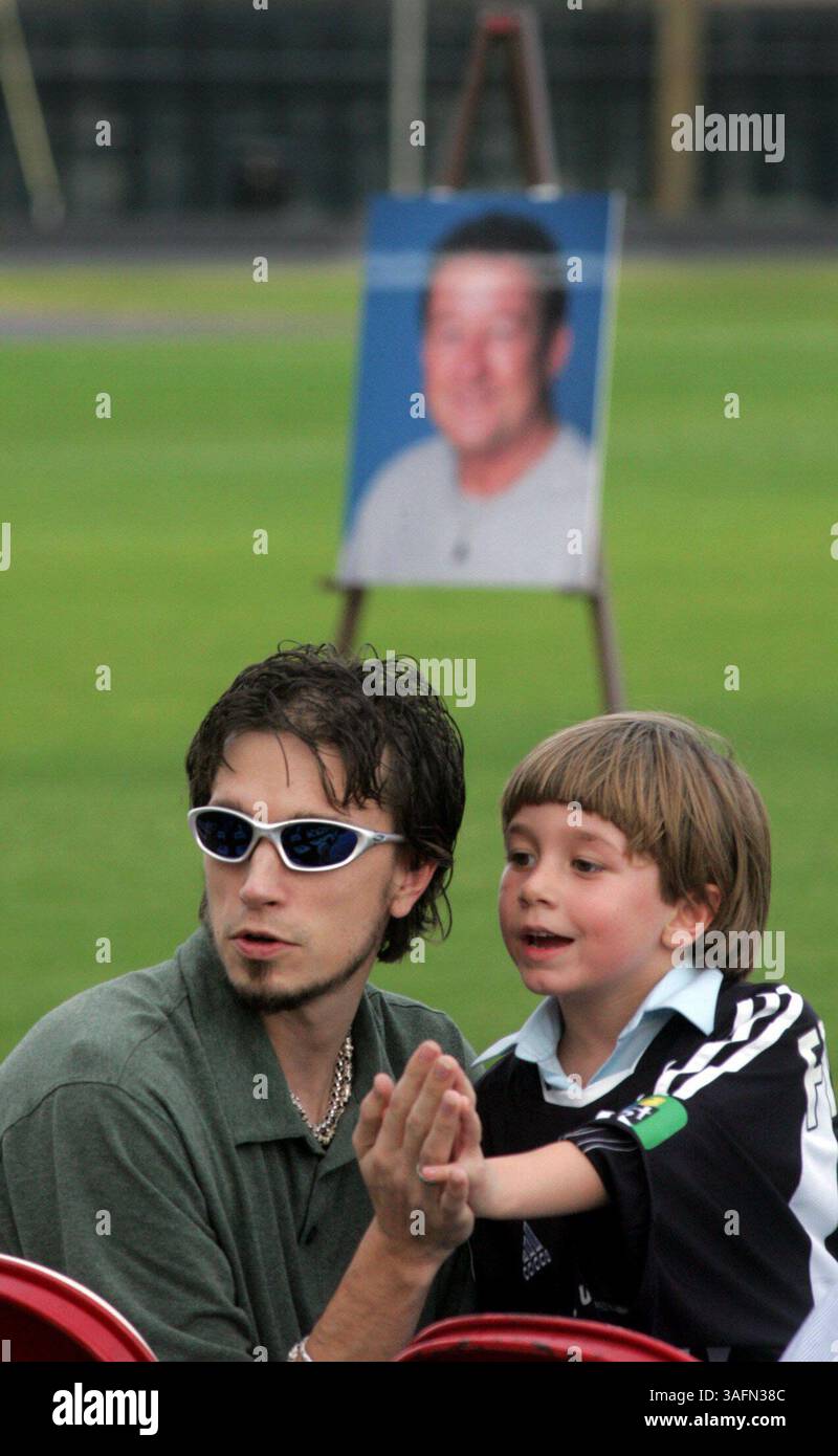 TAMPA--7.12.04-- die Gemeinschaft der Universität Tampa, Familie, Freunde und andere, die von Thomas K. Fitzgerald berührt wurden, versammelten sich am Dienstag, 7. Dezember 2004 im Pepin Rood Stadium, um an sein Leben zu erinnern, darunter sein Sohn Shane Fitzgerald, links (CQ) und Enkel Caelan Fitzgerald, (Credit Image: St Petersburg Times/ZUMAPRESS.com). Stockfoto