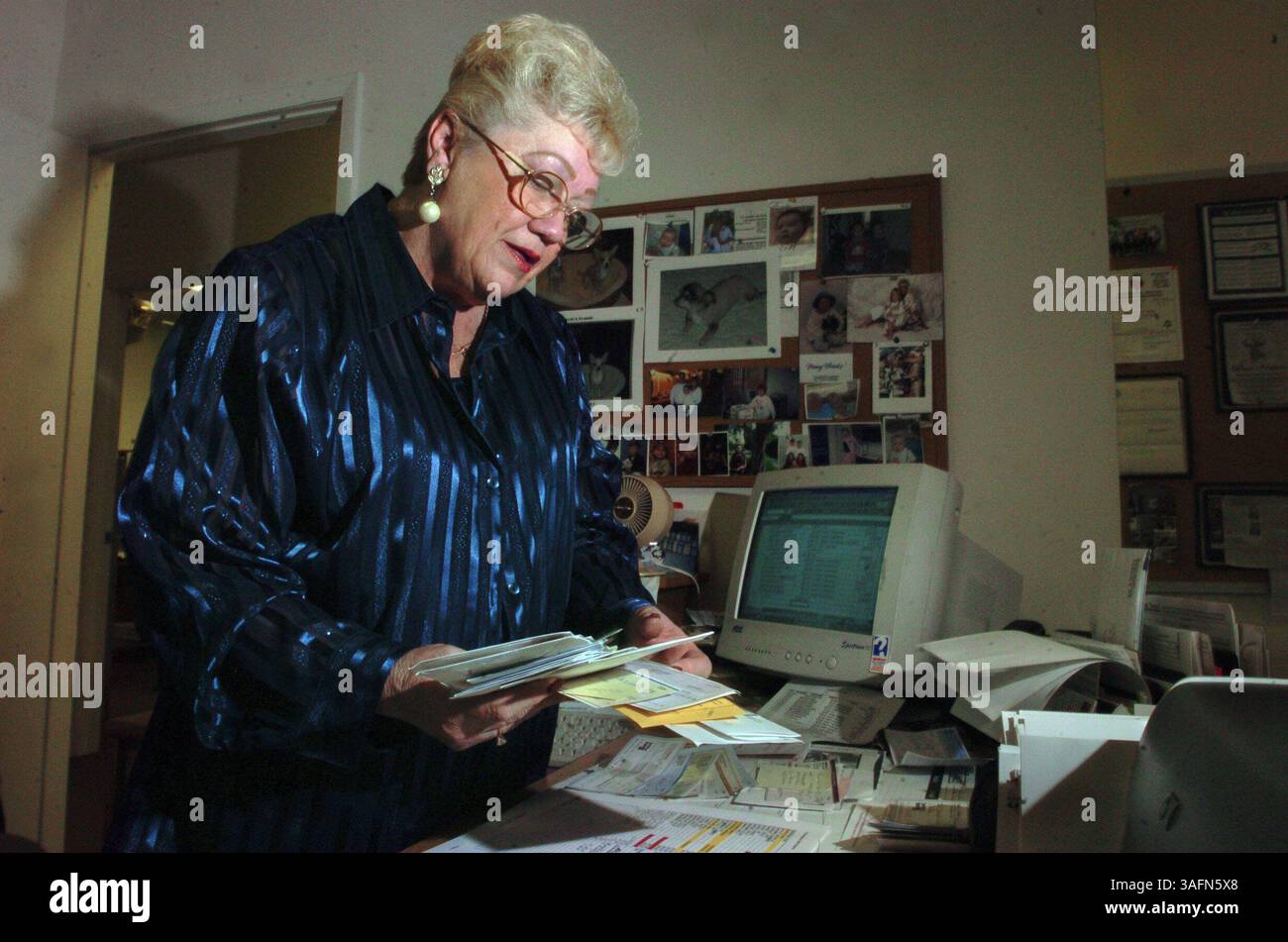 BRINGEN SIE SIE AN DIE REZEPTION - 1) Judy Fix, von Seminole, liest eine Notiz vor, die mit einem Scheck versehen ist: ''Bitte helfen Sie diesen armen Seelen'''. Der Scheck war einer von 40 Fix wurde am Mittwoch bearbeitet (Credit Image: St Petersburg Times/ZUMAPRESS.com) Stockfoto