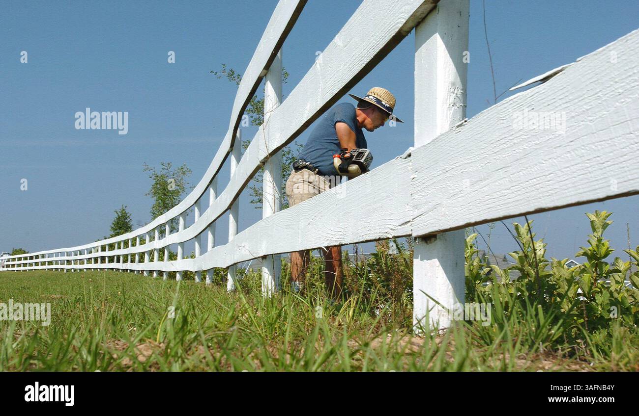 BILDUNTERSCHRIFT: (13.05.2005, BEVERLY HILLS) Keith Gross, Besitzer von Citrus County Grass of Inverness, verwendet einen Unkrautfresser, um Gras entlang eines Zauns an den Forest Ridge Blvd zu schneiden. In Beverly Hills Freitag (13.05.2005) Morgen. Gross, der einen 50 gebrauchten Rasenmäher kaufte, weil er „zu faul“ war, um seinen eigenen Hof zu mähen, hat jetzt ein Geschäft, das er sagt, dass er mehr als 100 000 pro Jahr recht. ZUSAMMENFASSUNG DER GESCHICHTE: (Bild: St. Petersburg Times/ZUMAPRESS.com) Stockfoto