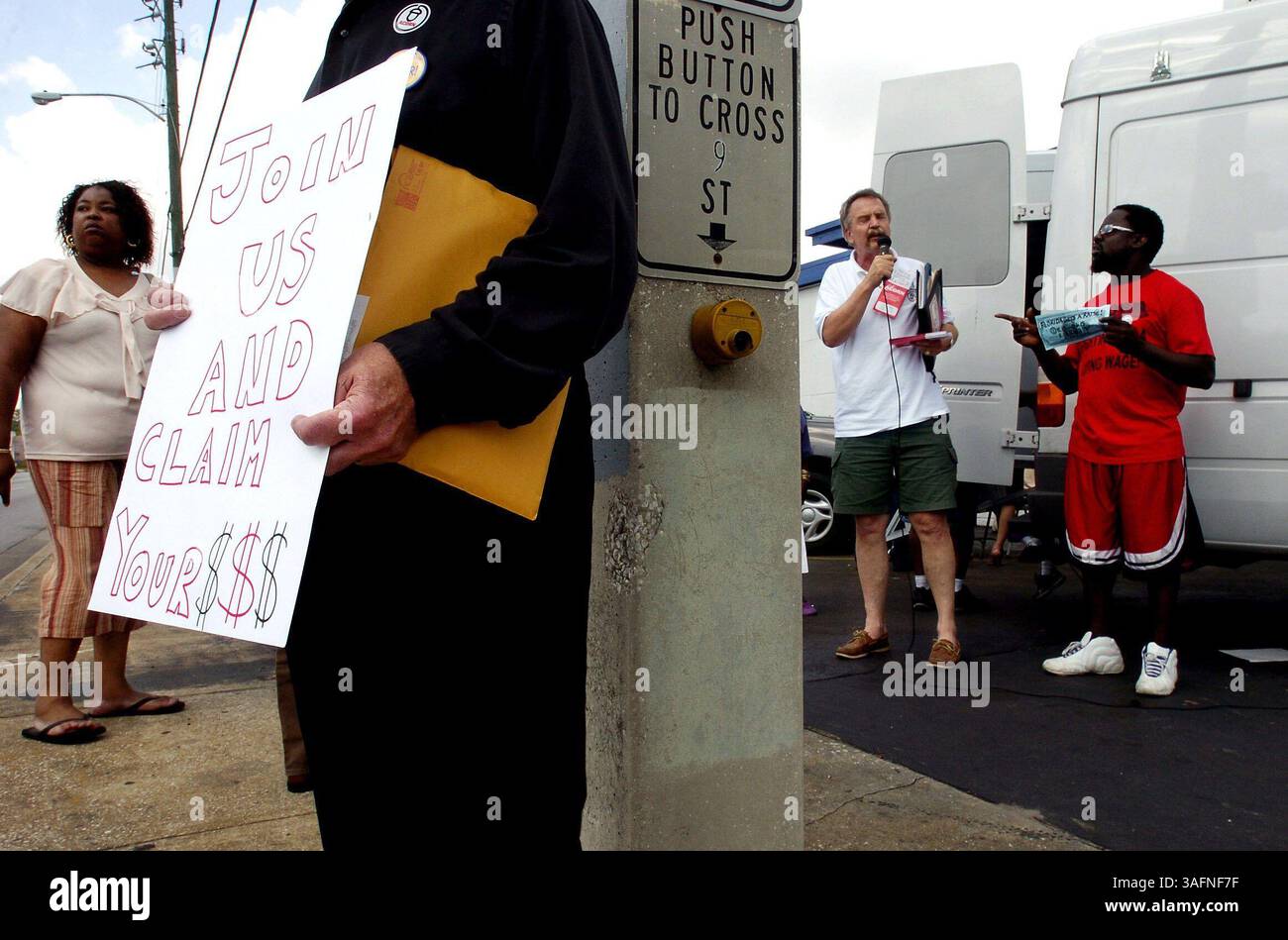 BILDUNTERSCHRIFT: (05/02/2005 St. Petersburg, FL) Rechtsanwalt Edward G. Helm (cq), Zweiter von rechts, spricht während einer Kundgebung der Association of Community Organizations for Reform Now, oder ACORN, am Montag, 2. Mai 2005 vor der Atwaters Cafeteria in St. Petersburg. Hether Partlow, (Bild: St. Petersburg Times/ZUMAPRESS.com) Stockfoto
