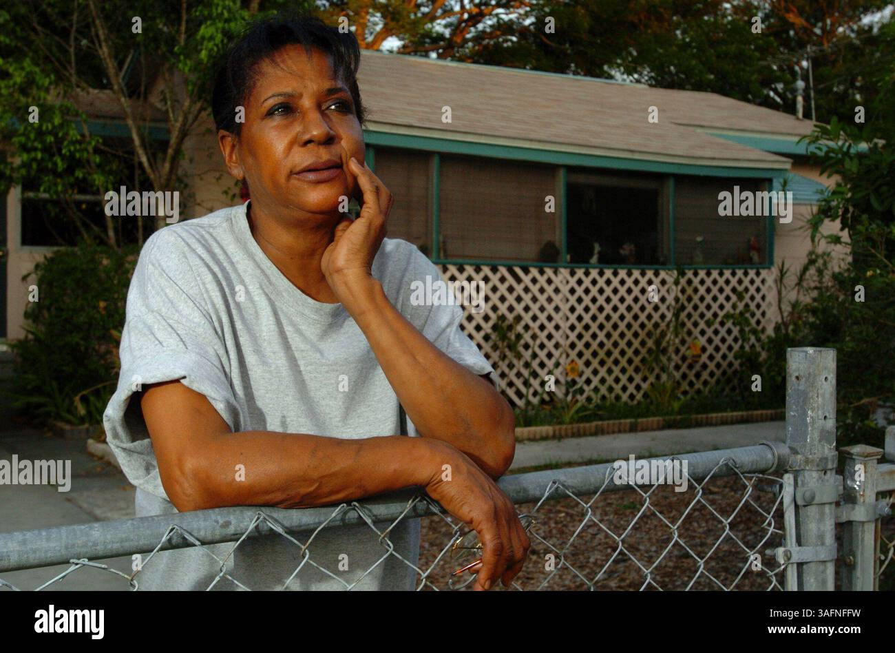 1- BILDUNTERSCHRIFT: (05/09/2005 ST. PETERSBURG). Jo Ann Brewer (cq), 59, hinter ihrem Zaun in ihrem Hof, wo sie verhaftet und Pfeffer während der Childs Park Mele am Sonntag Nacht besprüht wurde. "Sie haben mich nur zerquetscht, Handschellen angelegt und mich betäubt", sagte Brewer. Brewer beschwerte sich darüber, wie die Polizei mit ihrer Nachbarin umgeht, der 20-jährigen Denisha McCullough, einer fünfmonatigen Schwangeren. Die Brauerei wurde in ihrem Hof in der Tifton St. 1760 (von der 18th Ave. S. zwischen 46th und 47th St.) am Montagabend abgebildet (Bild: St. Petersburg Times/ZUMAPRESS.com) Stockfoto