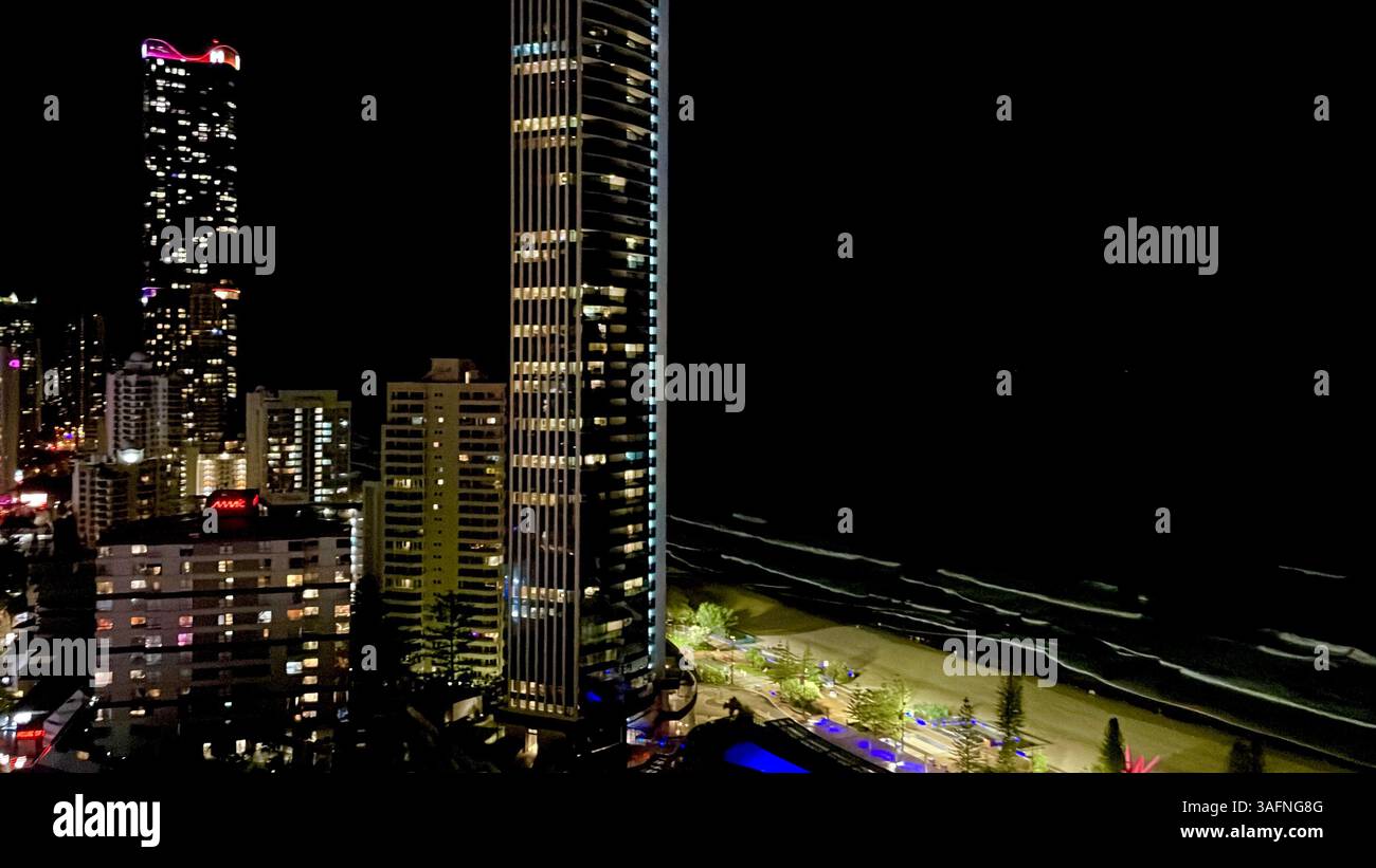 Ein erhöhter Blick bei Nacht auf Surfers Paradise, Gold Coast, Queensland in Australien, der die Dunkelheit und die Lichter der vielen Hochhauswohnungen zeigt Stockfoto