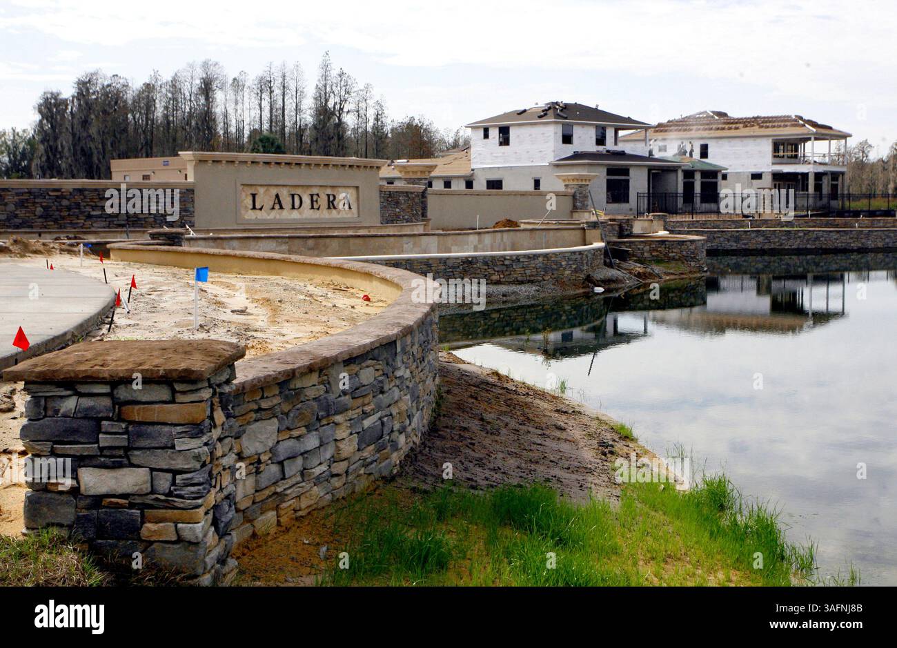 BILDUNTERSCHRIFT:(01/03/2006 LUTZ) Entry Way to Ladera , eine neue Wohnsiedlung an der Van Dyke Road mit dem Bau einiger neuer Häuser, wie am 1/03/2006. Ladera wird neue Häuser in der Größenordnung von 1 Million Dollar anbieten. .. (Bild: St. Petersburg Times/ZUMAPRESS.com) Stockfoto