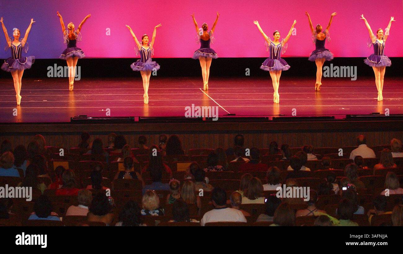 BILDUNTERSCHRIFT (06/02/05 - TAMPA): (10) Tanzschüler aus Brucie Klay's Dance Center, 3601 Manhattan Ave, S. in Tampa gehen am Sonntag (06.05.05) nachmittags für ihre Familienmitglieder durch ihre Kostümprobe. Das offizielle Tanzkonzert fand am selben Abend im Tampa Bay Performing Arts Center statt. ZUSAMMENFASSUNG: COVER STORY for City Times: Tanzabende sind eine GROSSE SACHE für Kinder und ihre Familien. Tanzschüler aus Brucie Klay's Dance Center, 3601 Manhattan Ave, S. in Tampa gehen am Sonntag durch ihre Kostümprobe (Credit Image: St Petersburg Times/ZUMAPRESS.com) Stockfoto