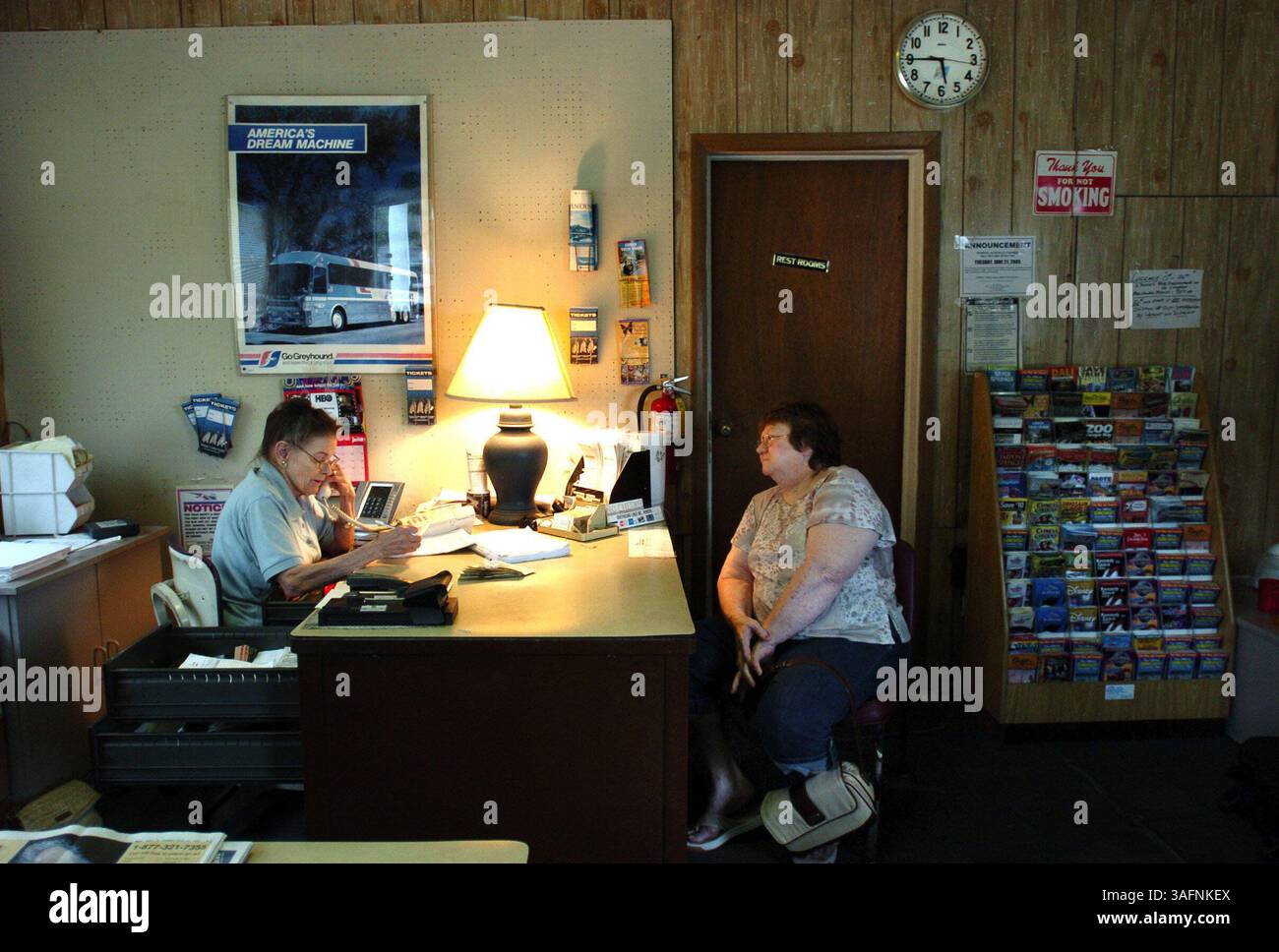 23.06.2005, BROOKSVILLE) Rhoda Moneyhan (cq) verkauft ein Busticket nach Selma Hatfield (cq) (l-r) für ihren Sohn, der aus Dallas zu Besuch kommt. Hatfield, die 8 Kinder hat, sagt, sie ist seit 32 Jahren Kundin. Die Greyhound-Bushaltestelle in Brooksville ist in der vergangenen Woche nicht mehr geschlossen worden, wie viele andere kleine Stadtdepots im Bundesstaat, aber sie wurde auf vier tägliche Haltestellen verkürzt. Die Station, die von einer alten Tankstelle am westlichen Stadtrand aus betrieben wird, gehört und wird von Rhoda Moneyhan betrieben (Credit Image: St Petersburg Times/ZUMAPRESS.com) Stockfoto