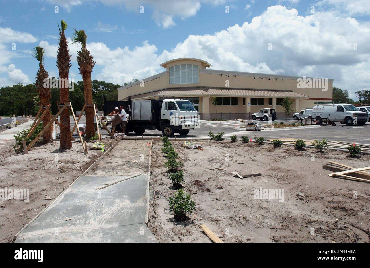 BILDUNTERSCHRIFT: (07/01/2005 LUTZ) die Bauarbeiten werden in Van Dyke Commons an der Ecke Van Dyke Road und N Dale Mabry Highway fortgesetzt. Die Entwickler des Einkaufszentrums stehen kurz davor, ein LA Fitness Center, ein Lee Roy Selmon's Restaurant, ein Drexel Heritage Möbelgeschäft und einen Home Goods Store zu unterzeichnen. Eine Walgreens-Apotheke, die hier auf einem Foto vom Freitag 01/05 gezeigt wird, und eine Reihe neuer Abbiegewege stehen kurz vor der Eröffnung. Zwei Banken und ein Bürozentrum werden auch dorthin gehen...ZUSAMMENFASSUNG DER GESCHICHTE: Van Dyke Commons bringt große Veränderungen an einer Ecke Van Dyke Road und N Dale Mabry Highway mit sich. Die Entwickler von Einkaufszentren Stockfoto