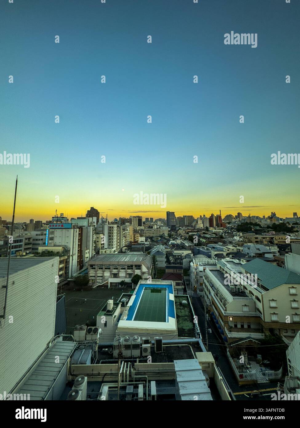 Sonnenuntergang vom Hotelfenster in Tokio, Japan - Smartphone-aufgenommenes Stockfoto