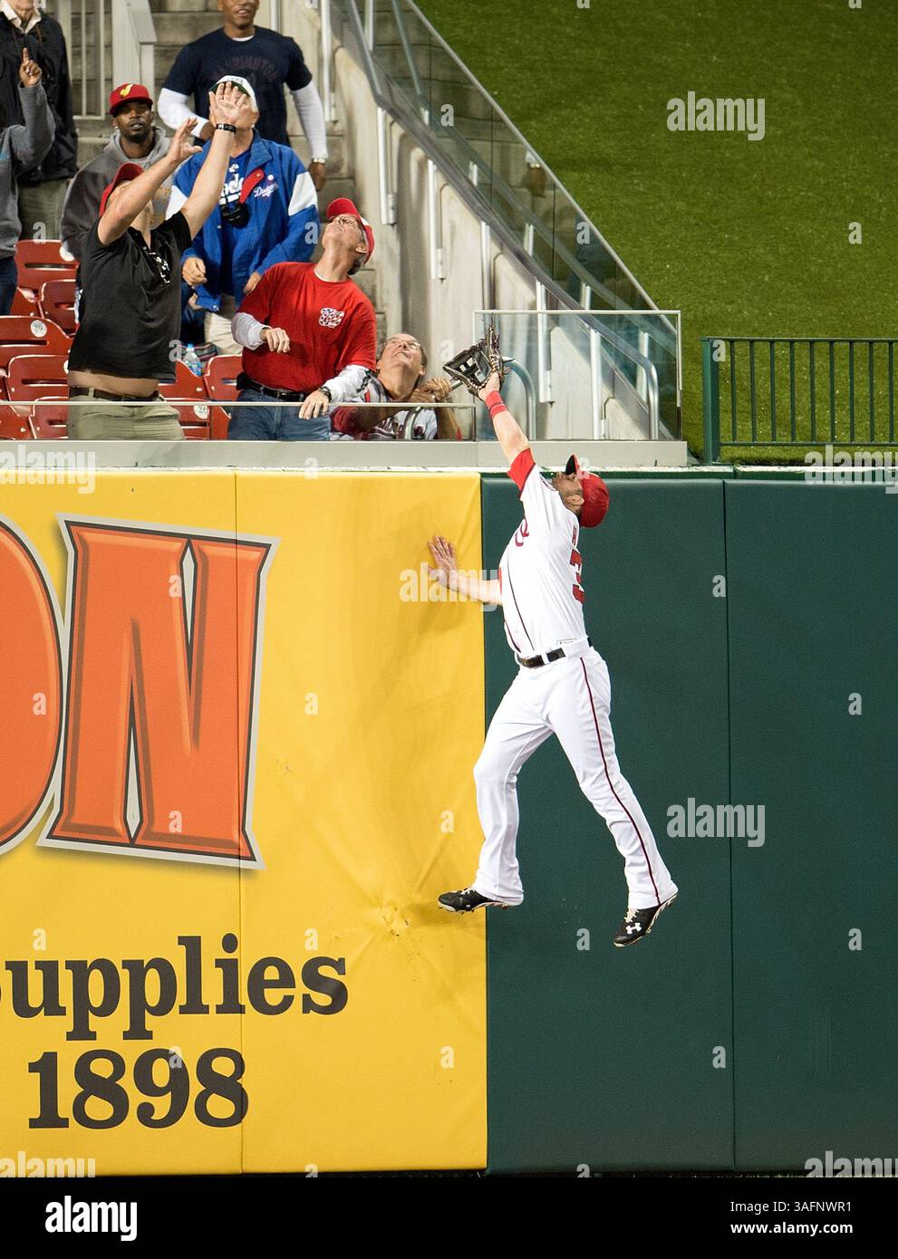 19. September 2012 - Washington, DC, USA - Washington Nationals Center Fielder Bryce Harper (34) kann während des neunten Inning von Spiel 2 eines Doppelspiels im Nationals Park in Washington, D. keinen Ballschlag für einen Heimlauf des Los Angeles Dodgers Center Fielder Matt Kemp (27) erreichen C, Mittwoch, 19. September 2012. Los Angeles besiegte Washington mit 7:6. (Bild: © Harry E. Walker/MCT/ZUMAPRESS.com) Stockfoto