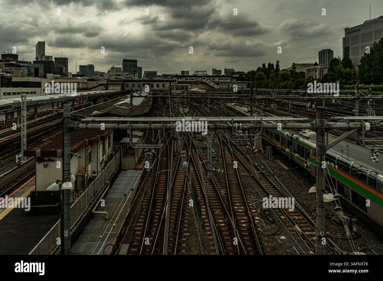 Bahngleise am Bahnhof Ueno in Tokio, Japan Stockfoto