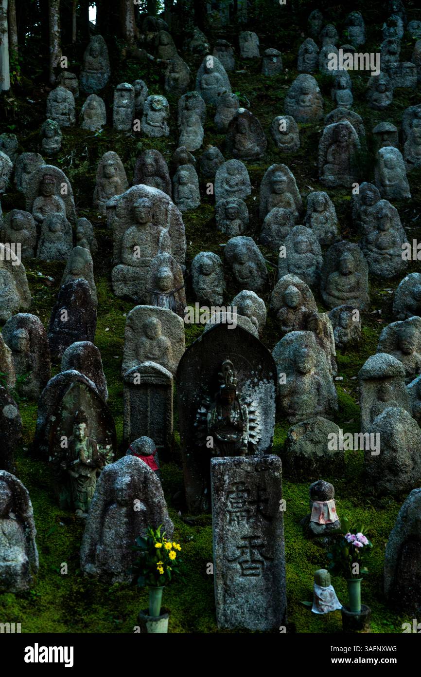 Jizo-Statuen auf dem Friedhof des buddhistischen Tempels Kiyomizu-dera in Kyoto, Japan Stockfoto