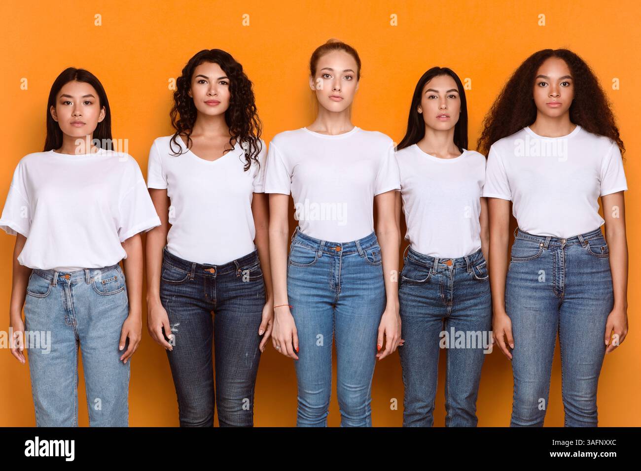 Gruppe Von Fünf Ernsthafte Multirassische Damen Über Gelben Hintergrund Stehen Stockfoto