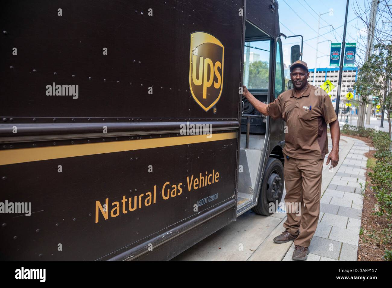 New Orleans, Louisiana – Ein Fahrer des United Parcel Service und sein erdgasbetriebener „Paketwagen“ im New Orleans Convention Center. Stockfoto