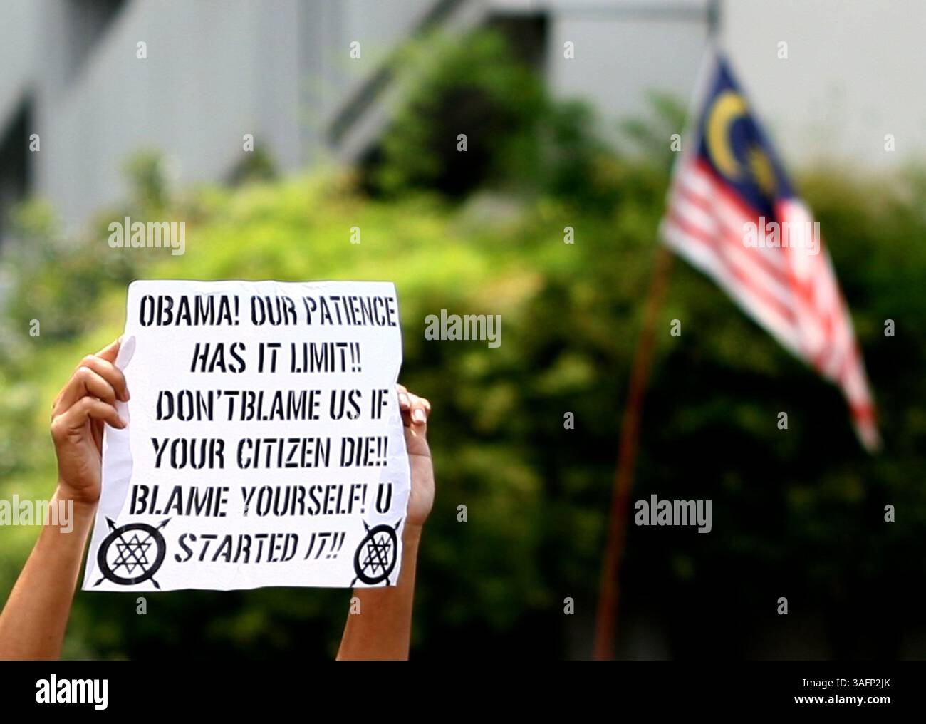 21. September 2012 - Kuala Lumpur, Malaysia - Ein malaysischer muslimischer Demonstrant hält während eines Protestes gegen den umstrittenen Film "Innocence of Muslims" vor der US-Botschaft in Kuala Lumpur ein Plakat hoch. Westliche Missionen in der ganzen islamischen Welt waren in Alarmbereitschaft und fürchteten eine weitere Eskalation einer 10-tägigen heftigen Gegenreaktion wegen des Niedrigbudget-Films, der sich in mindestens 20 Ländern ausgebreitet hat und mehr als 30 Menschen getötet hat. (Bild: © Abdul Ramdzhani Rahman/ZUMAPRESS.com) Stockfoto