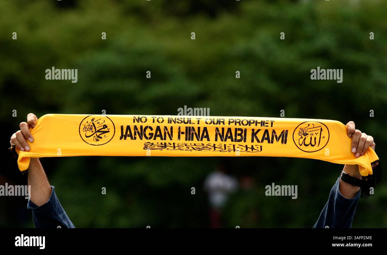 21. September 2012 - Kuala Lumpur, Malaysia - Ein malaysischer muslimischer Demonstrant hält während eines Protestes gegen den umstrittenen Film "Innocence of Muslims" vor der US-Botschaft in Kuala Lumpur ein Plakat hoch. Westliche Missionen in der ganzen islamischen Welt waren in Alarmbereitschaft und fürchteten eine weitere Eskalation einer 10-tägigen heftigen Gegenreaktion wegen des Niedrigbudget-Films, der sich in mindestens 20 Ländern ausgebreitet hat und mehr als 30 Menschen getötet hat. (Bild: © Abdul Ramdzhani Rahman/ZUMAPRESS.com) Stockfoto